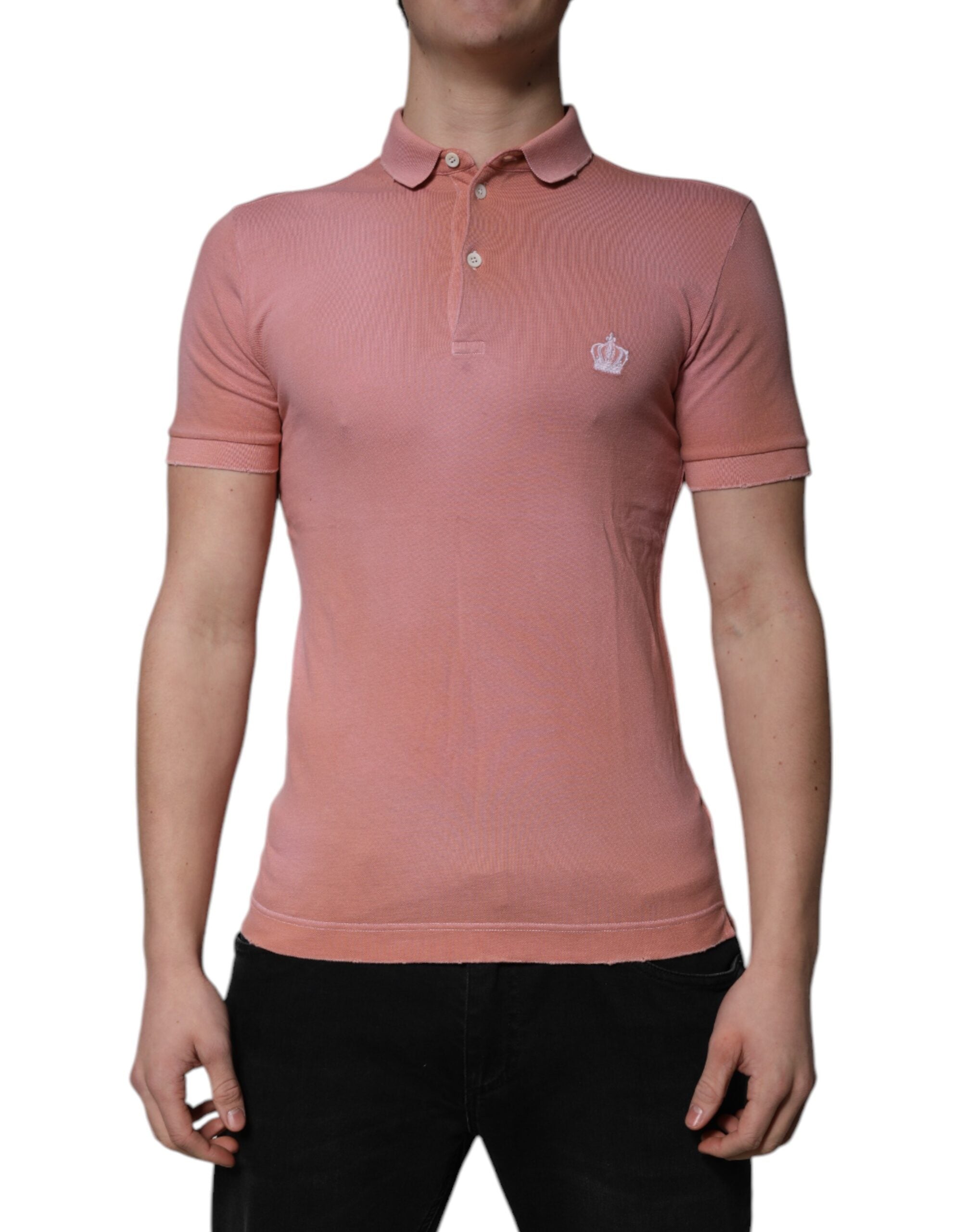 Polo homme Dolce & Gabbana en coton rose avec col à broderie en forme de couronne, élégance et style sophistiqué.