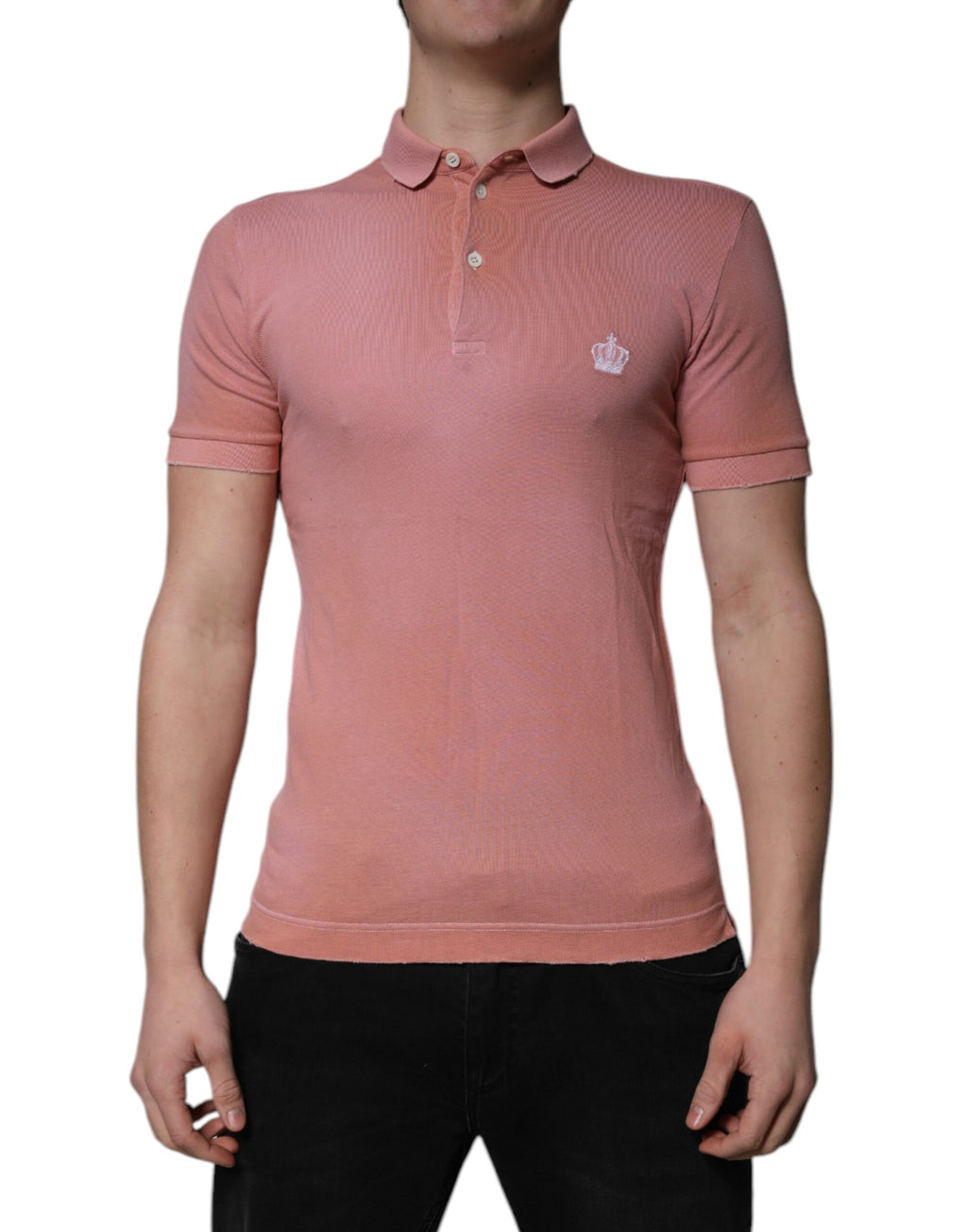 T-shirt polo rose en coton Dolce & Gabbana avec col orné d'une couronne, image montrant le design élégant et le tissu doux.