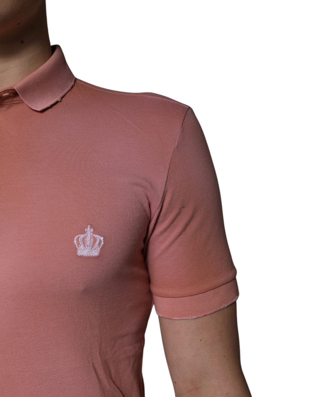 T-shirt polo Dolce & Gabbana rose en coton avec col en forme de couronne, mode élégante et décontractée.