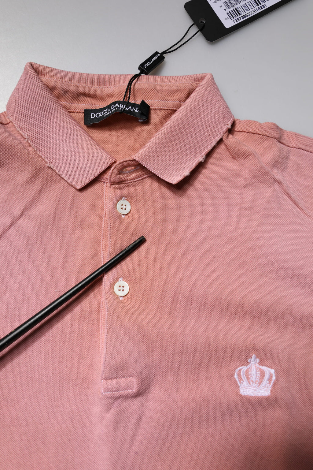 T-shirt polo rose en coton Dolce & Gabbana avec col à couronne, style élégant et décontracté.