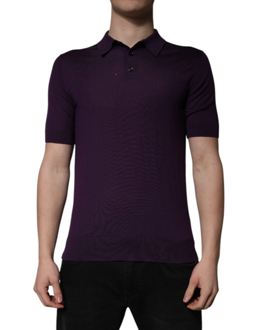Polo en cachemire violet avec col Dolce & Gabbana, t-shirt homme élégant et confortable, visible sur fond neutre.