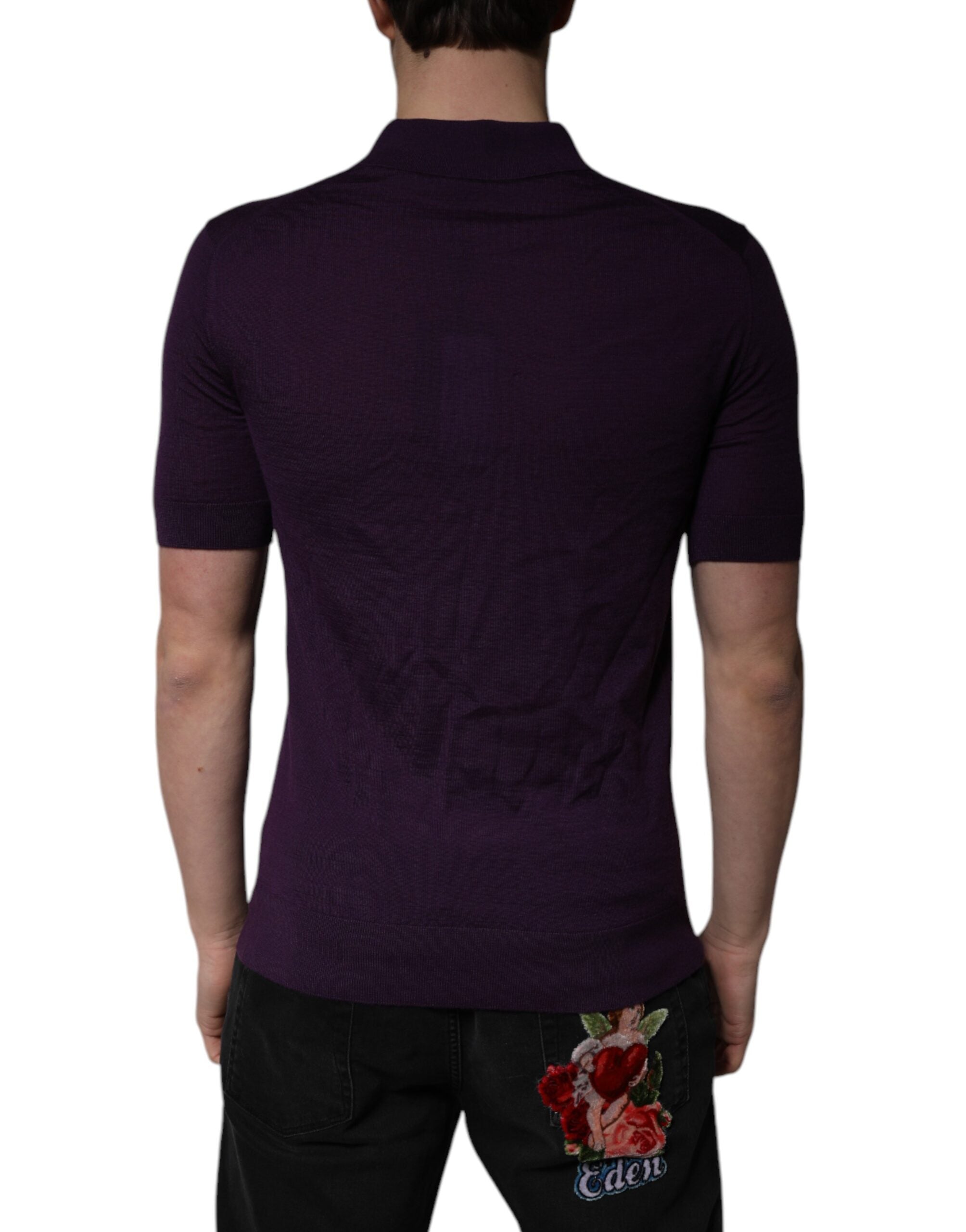 Polo à col en cachemire violet Dolce & Gabbana avec logo brodé, vue de face, tissu doux et élégant.