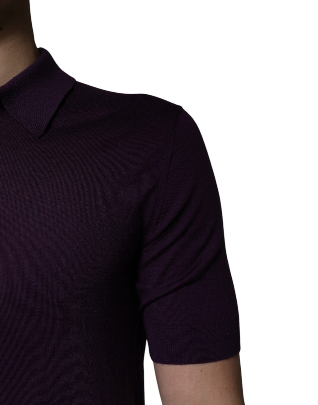 Polo en cachemire violet avec col Dolce & Gabbana, style élégant et confortable, vue de face.