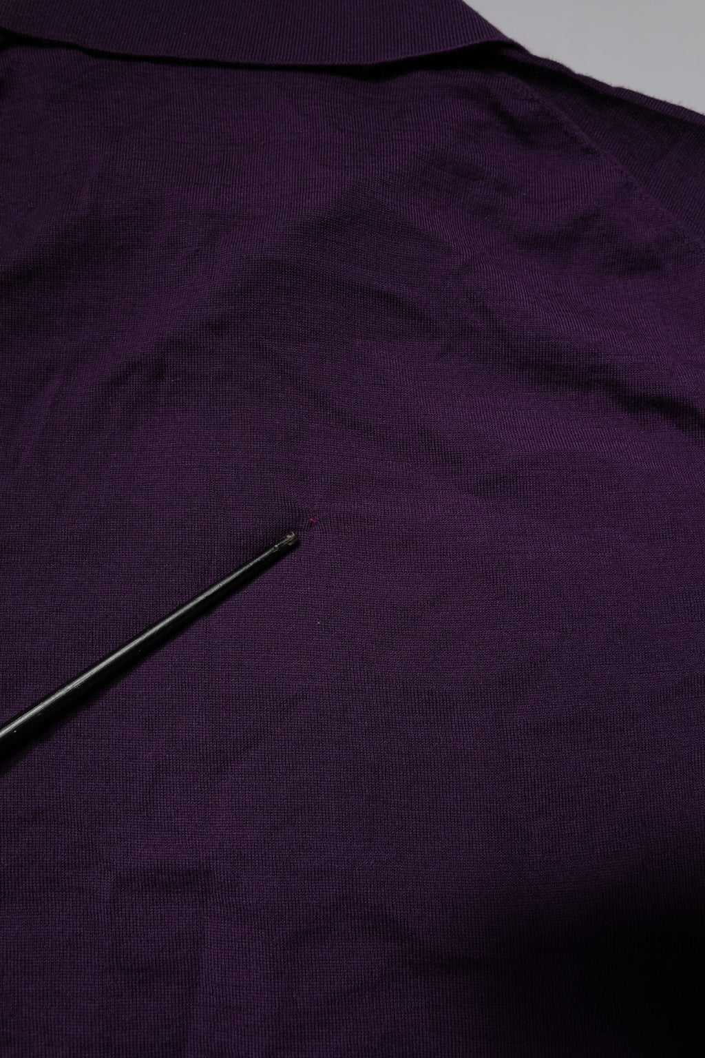 Polo en cachemire violet Dolce & Gabbana avec col, vue de devant, détails du tissu et design élégant.