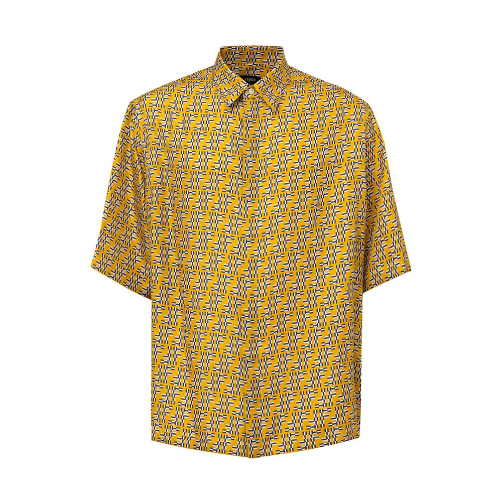 Chemise Fendi en soie jaune à manches courtes, tissu élégant avec logo Fendi visible, style sophistiqué et moderne.