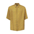 Chemise Fendi en soie jaune à manches courtes, tissu élégant avec logo Fendi visible, style sophistiqué et moderne.