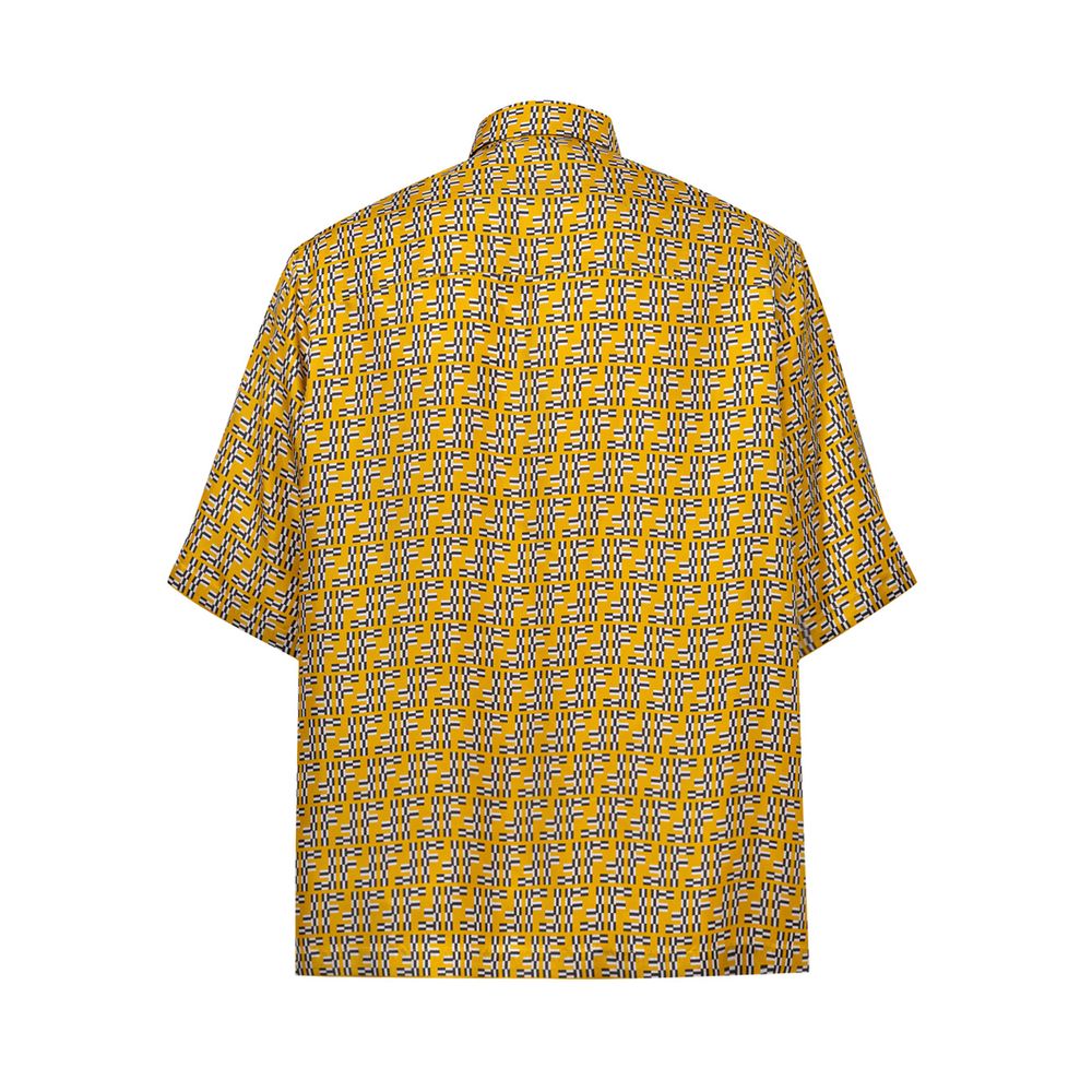 Chemise jaune en soie Fendi à manches courtes, élégante et légère, avec un design sophistiqué visible sur l'image.