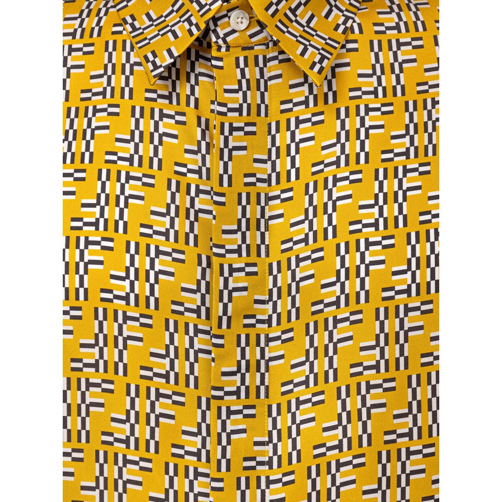 Chemise Fendi en soie jaune à manches courtes, élégante et légère, avec logo discret visible sur le tissu.