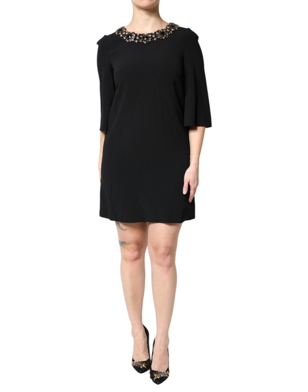 Robe courte noire Dolce & Gabbana avec embellissements en cristal et col rond, élégante et sophistiquée.