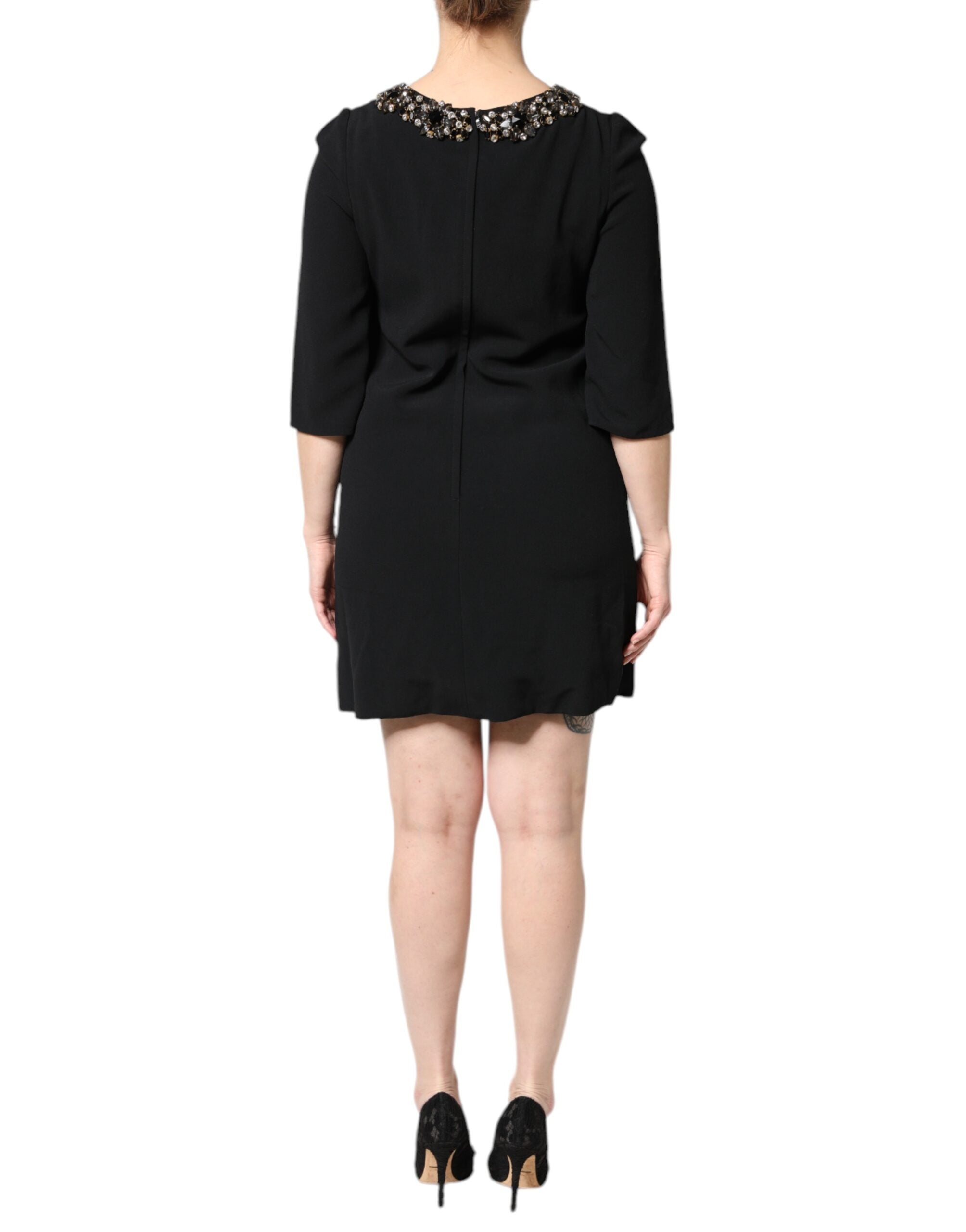 Robe courte noire Dolce & Gabbana avec embellissements en cristaux et col rond, élégante et sophistiquée.