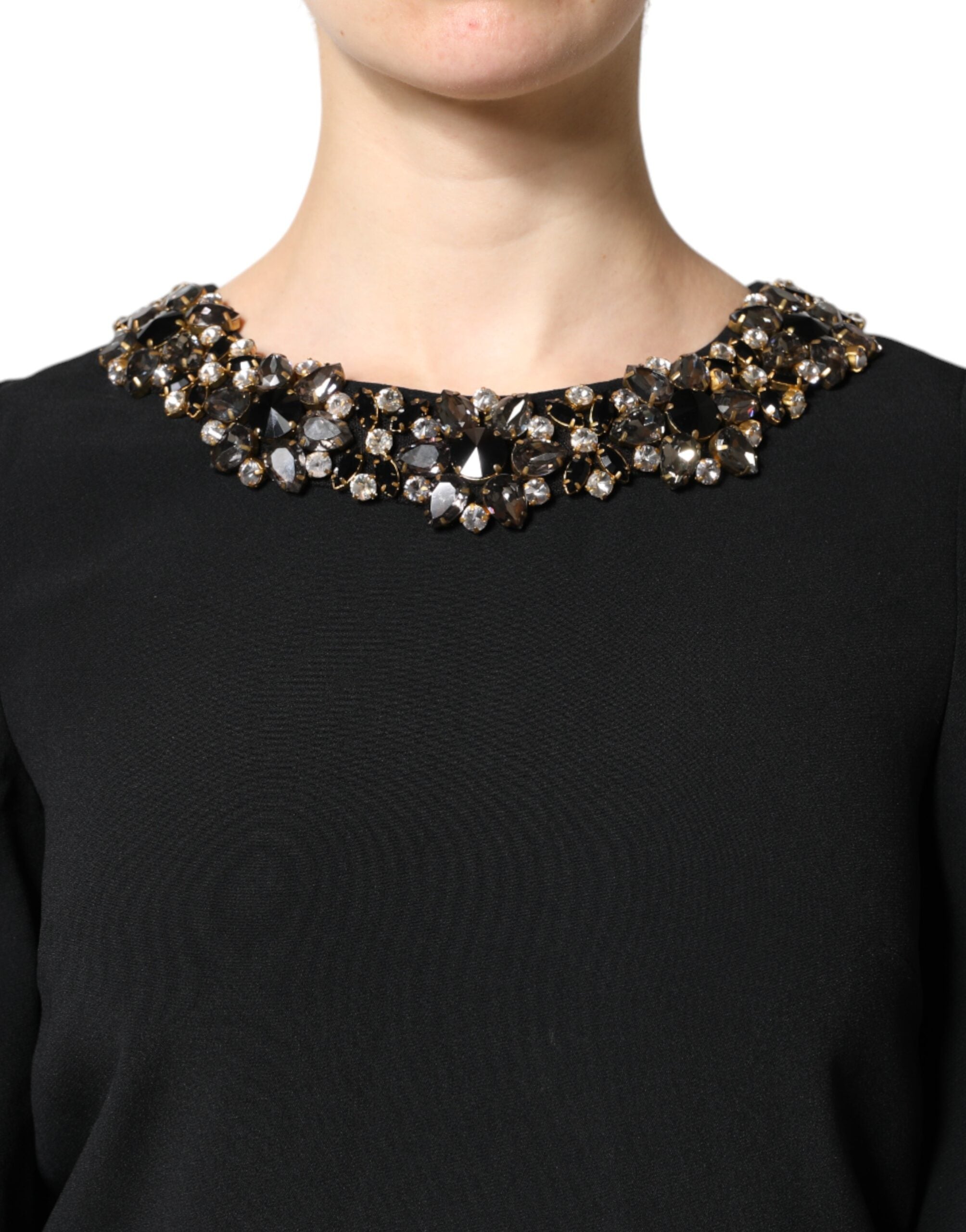 Robe courte noire Dolce & Gabbana avec cristaux ornant le col rond et un design élégant.