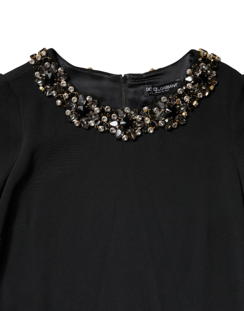 Robe courte noire Dolce & Gabbana avec embellissements en cristal et col rond, élégante et sophistiquée.