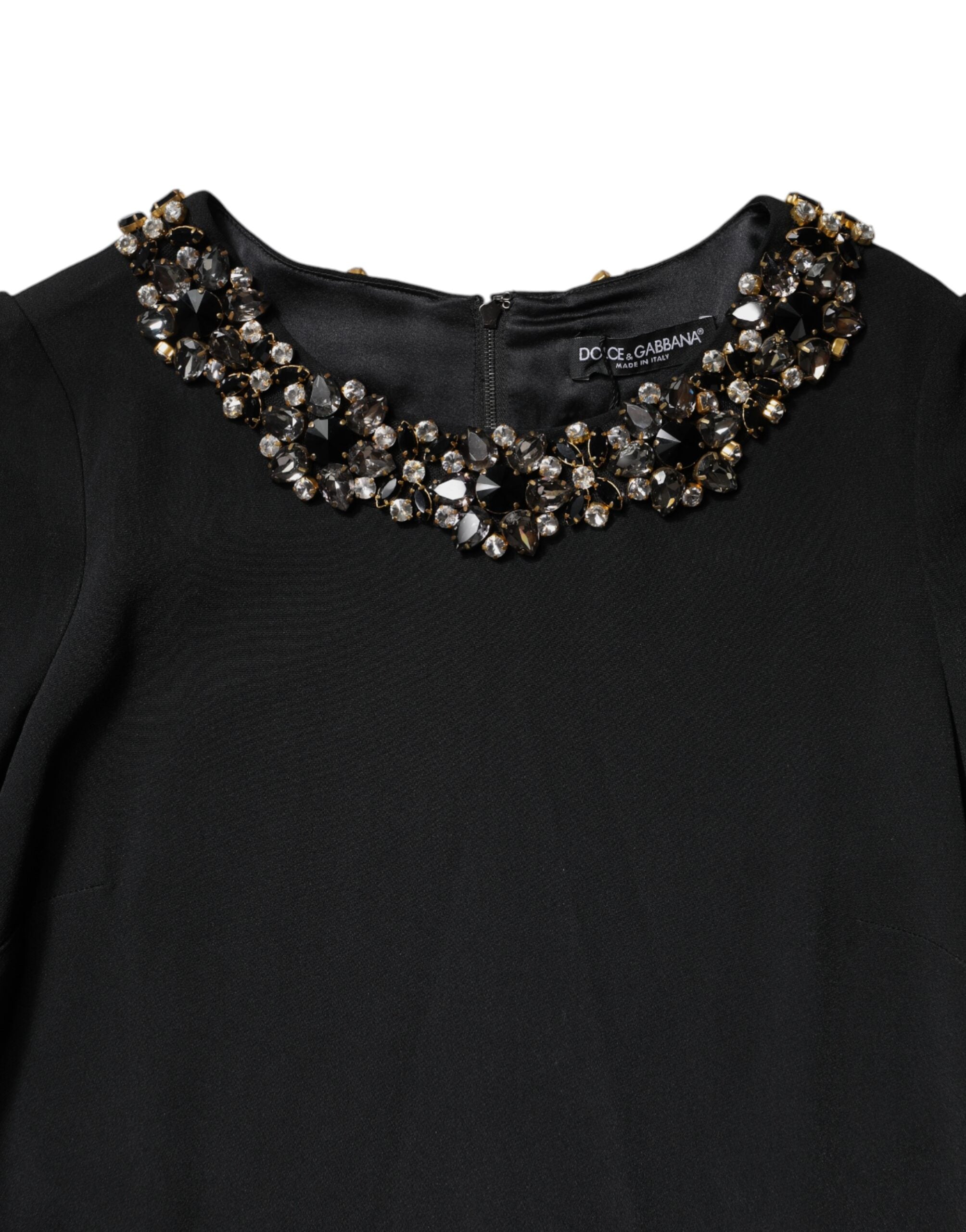 Robe courte noire Dolce & Gabbana avec embellissements en cristal et col rond, élégante et sophistiquée.