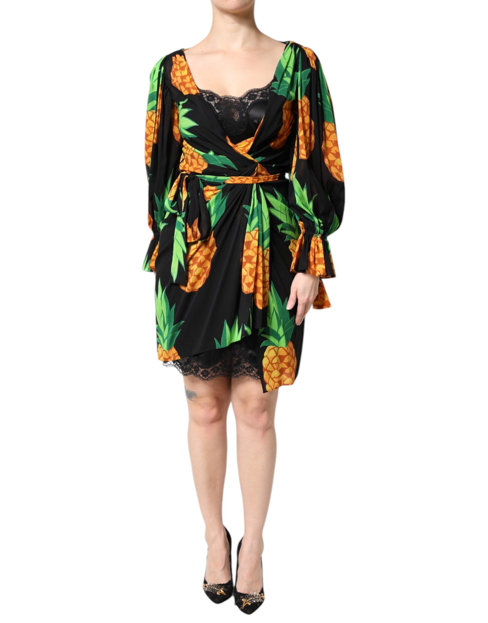 Robe cache-cœur en soie noire avec motif ananas et drapé de Dolce & Gabbana, élégante et sophistiquée.