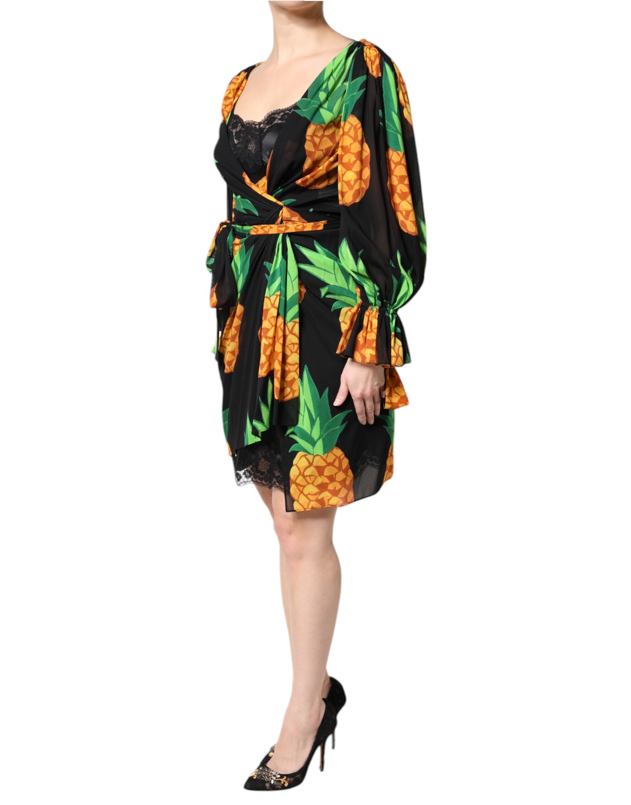 Robe portefeuille en soie noire Dolce & Gabbana avec motif ananas drapé, élégante et fluide.