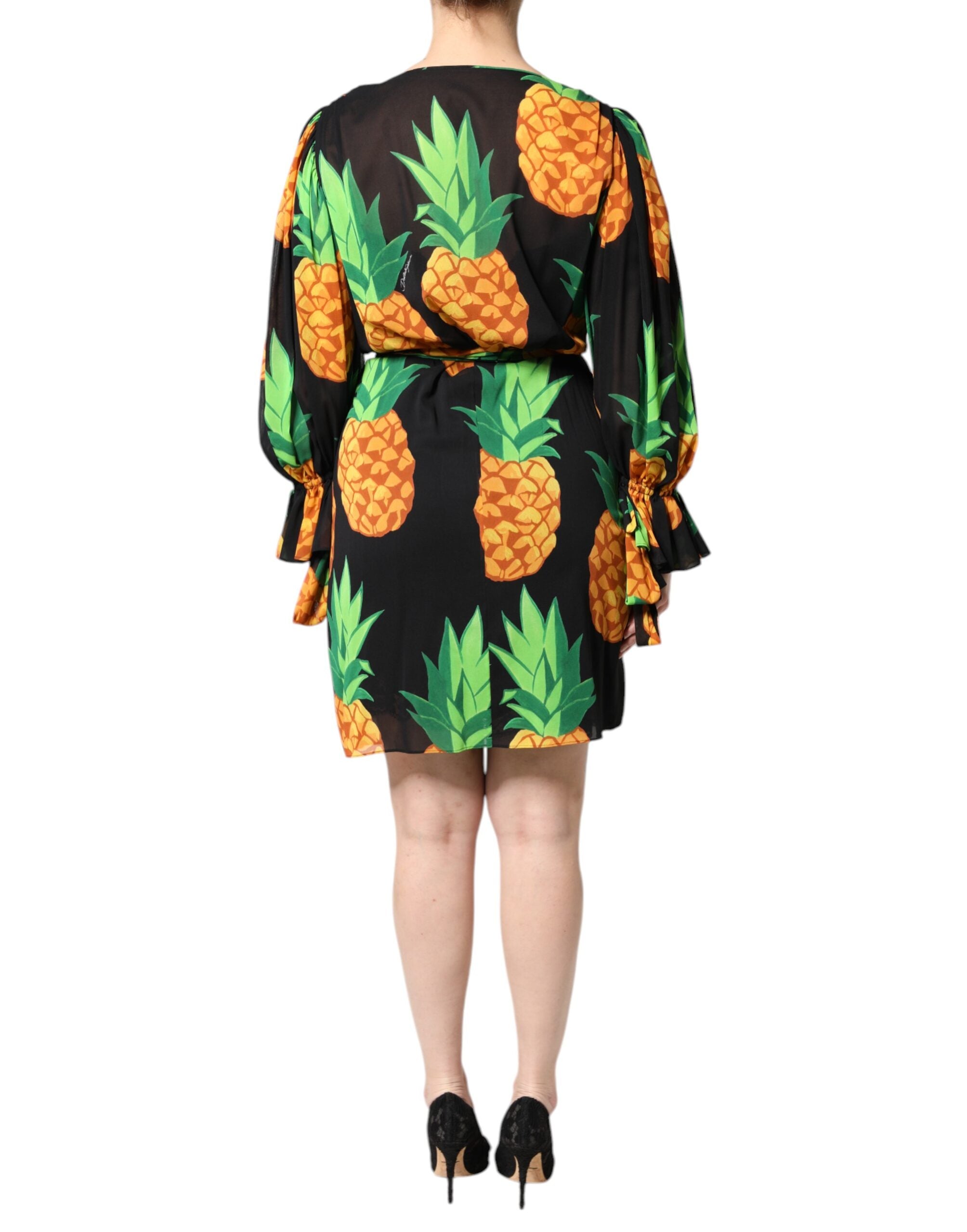 Robe portefeuille en soie noire Dolce & Gabbana avec motif ananas drapé, élégante et fluide, pour une allure sophistiquée.