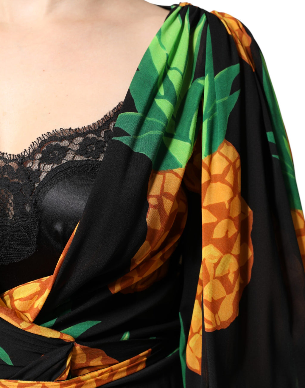 Robe cache-cœur en soie noire avec motif ananas Dolce & Gabbana, élégante et fluide, avec drapé sophistiqué.