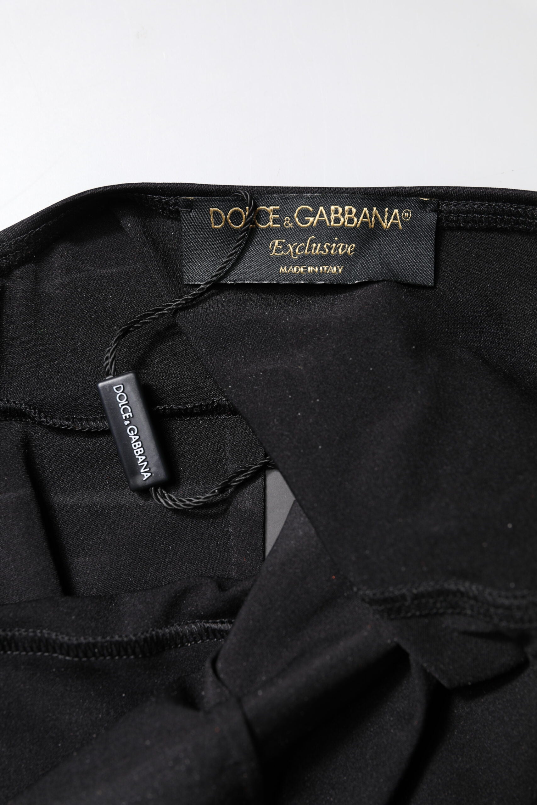 Combinaison femme noire sans manches Dolce & Gabbana, coupe ajustée et élégante, en tissu fluide et sophistiqué.