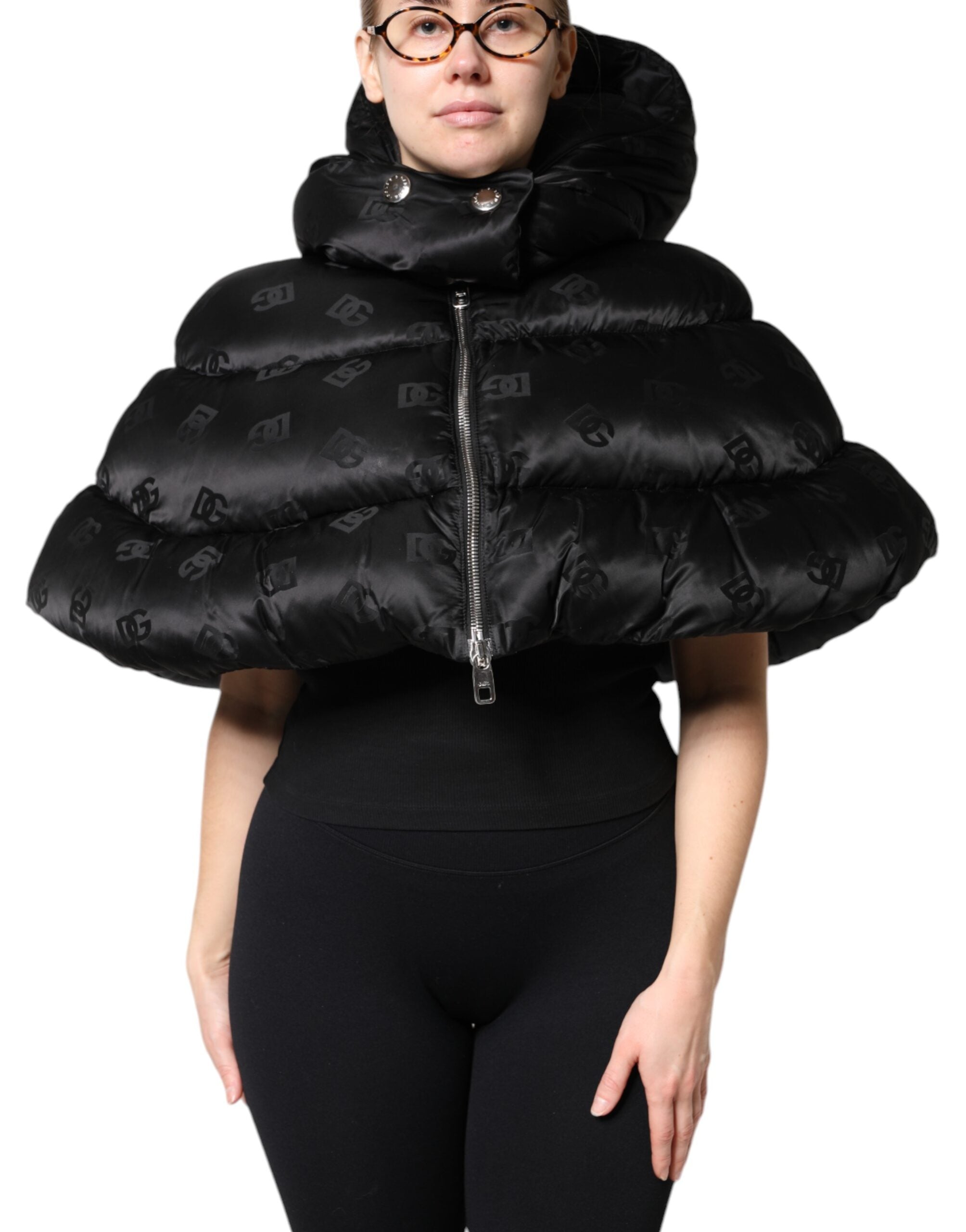 Veste courte matelassée noire Dolce & Gabbana avec capuche, fermeture éclair complète, style puffer, adaptée pour l'hiver.