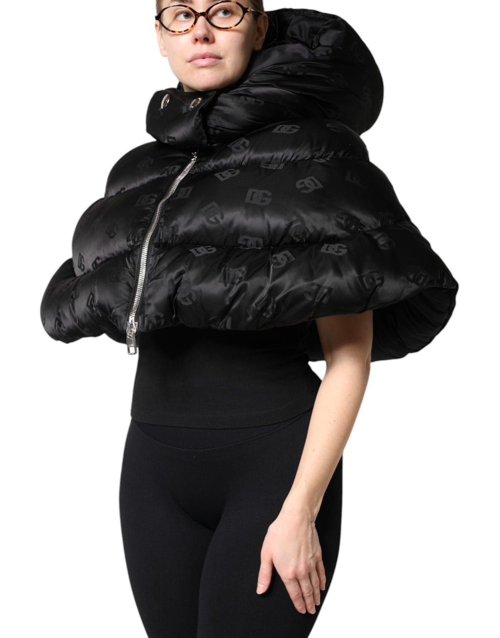 Veste courte rembourrée noire Dolce & Gabbana avec capuche, fermeture éclair complète, style crop, pour femme.