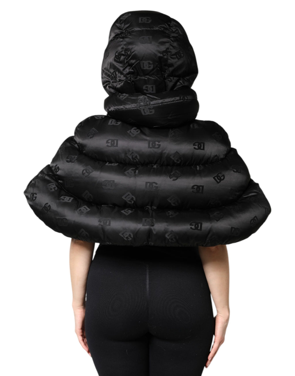 Veste courte matelassée noire Dolce & Gabbana avec capuche, fermeture éclair pleine longueur et design rembourré.