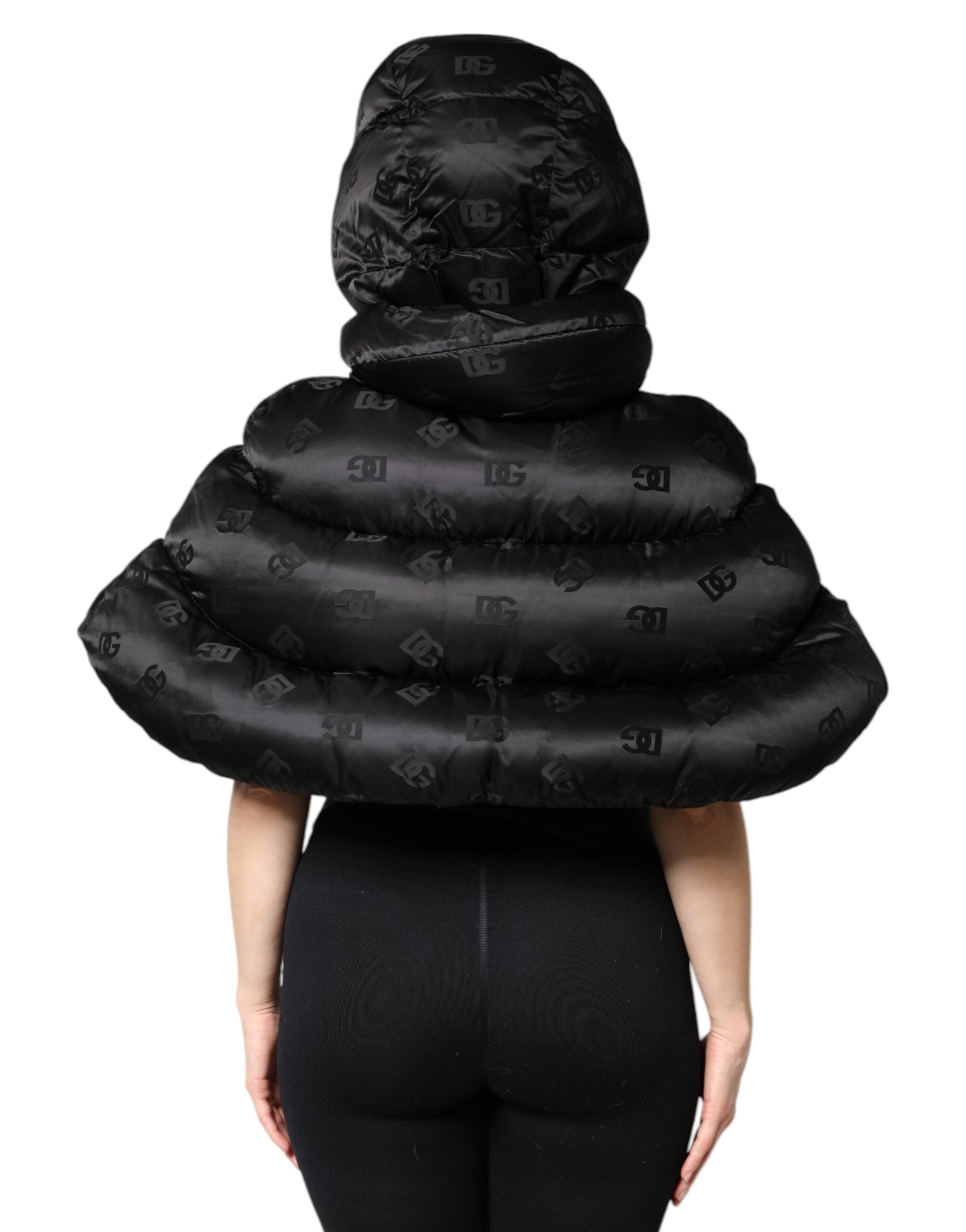 Veste courte matelassée noire Dolce & Gabbana avec capuche, fermeture éclair pleine longueur et design rembourré.