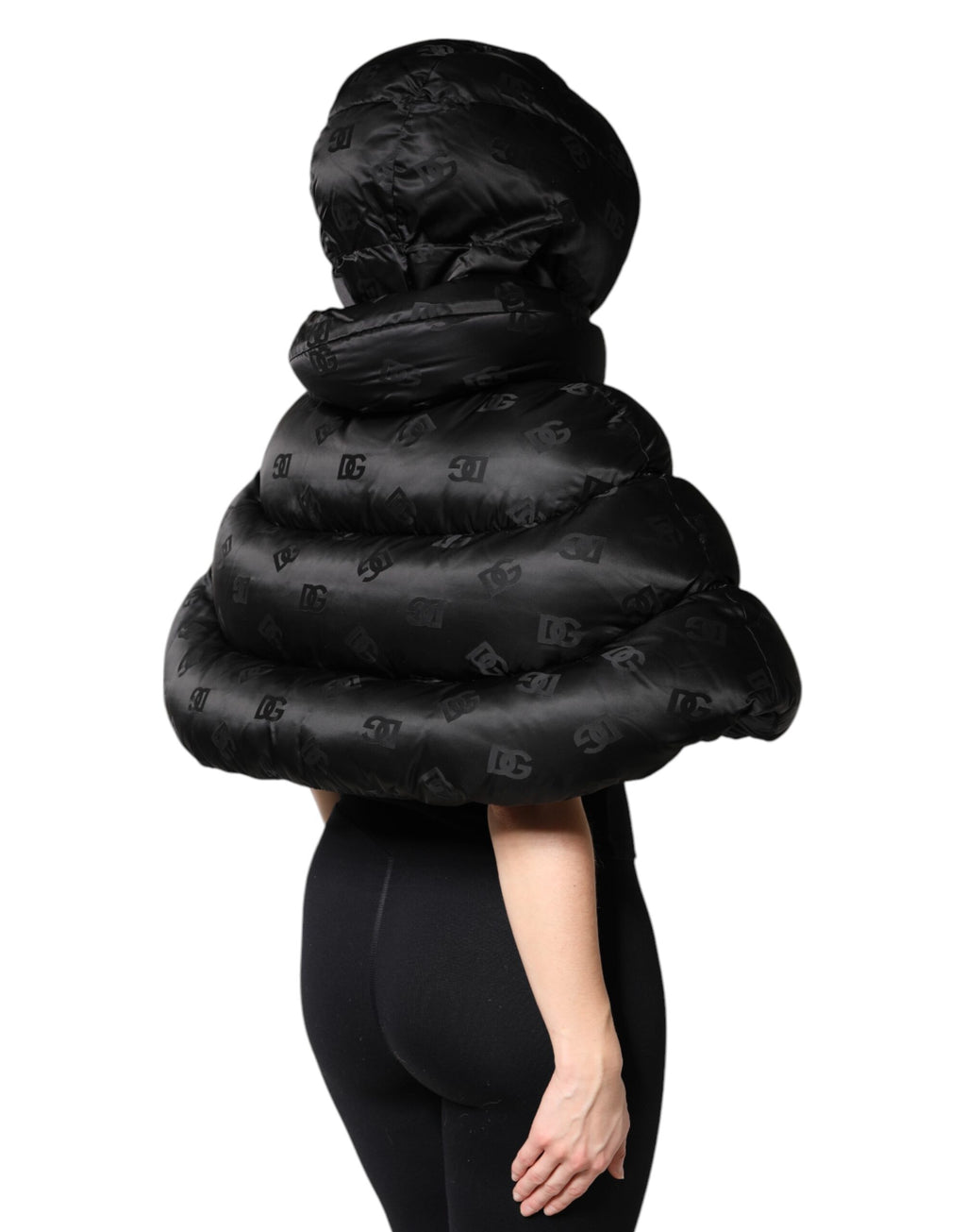 Veste courte matelassée noire Dolce & Gabbana avec capuche, fermée par zip, padded pour femme.