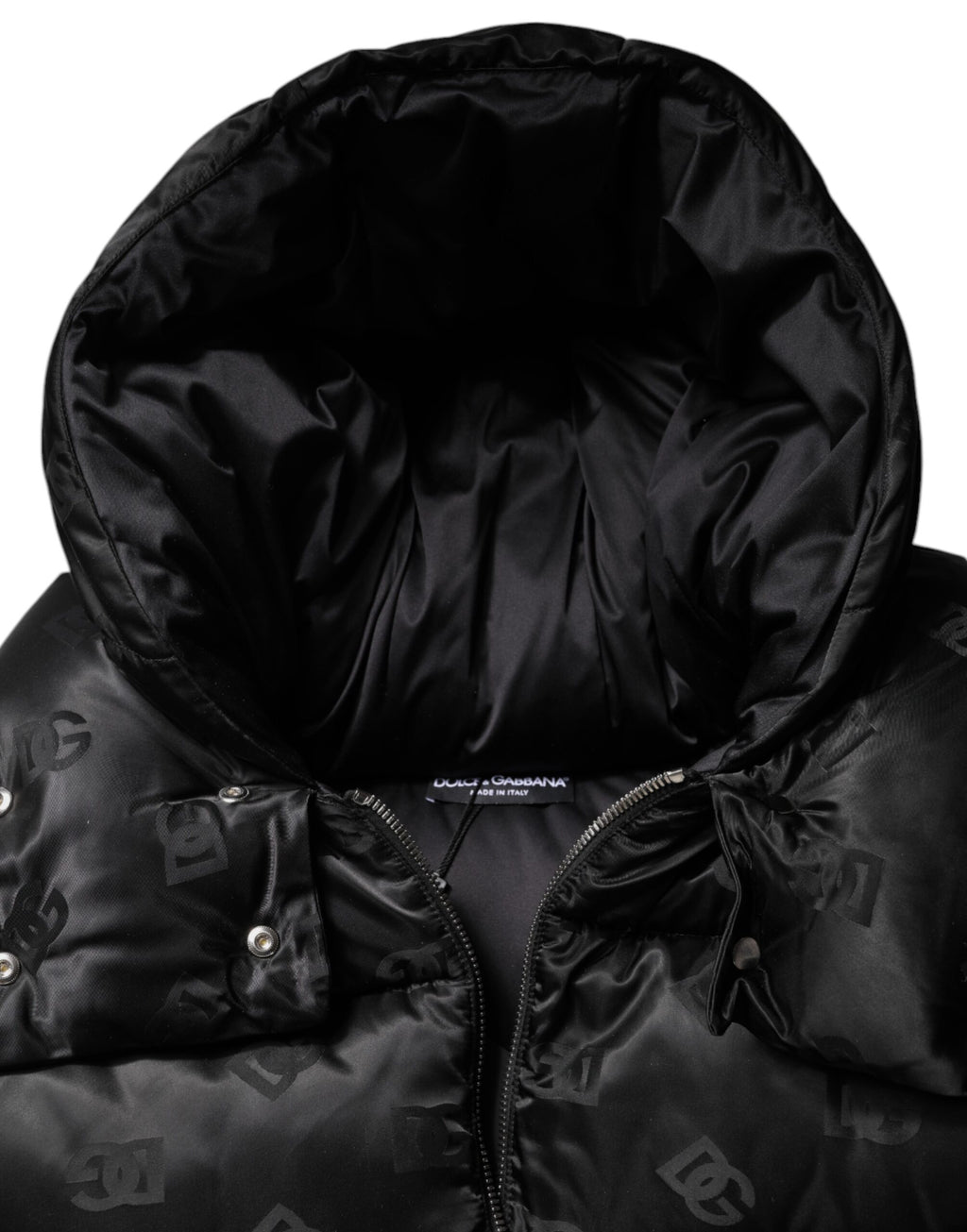 Veste courte noire doublée et rembourrée avec capuche à fermeture éclair complète de Dolce & Gabbana.