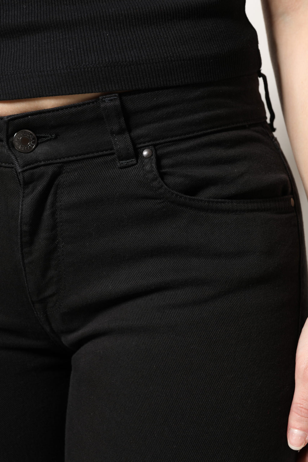 Jeans skinny en coton noir à taille mi-haute de Dolce & Gabbana, coupe ajustée et détails classiques visibles sur l'image.