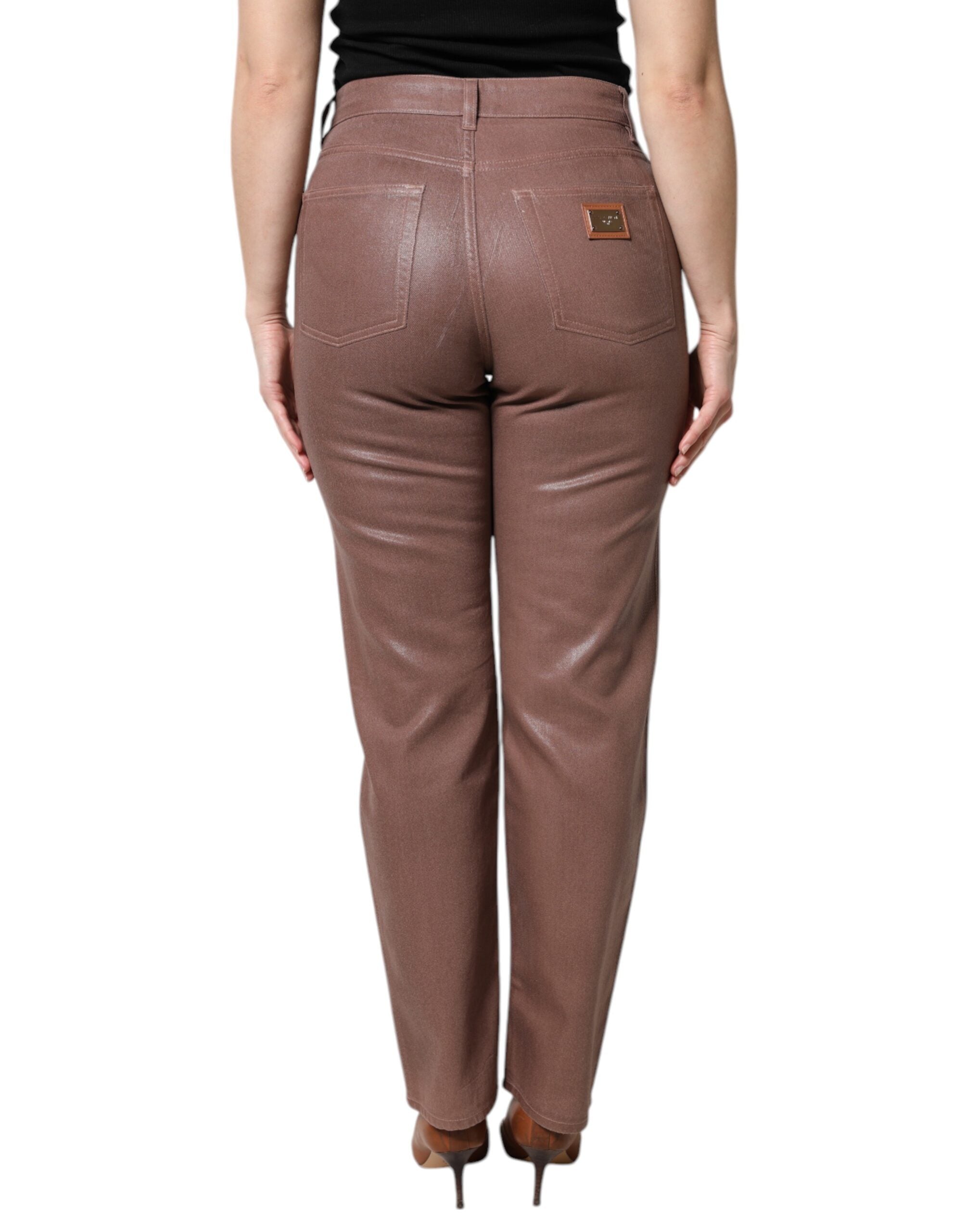 Jeans en denim marron à taille haute et coupe tapered de Dolce & Gabbana, visibles avec détails de couture et poches.