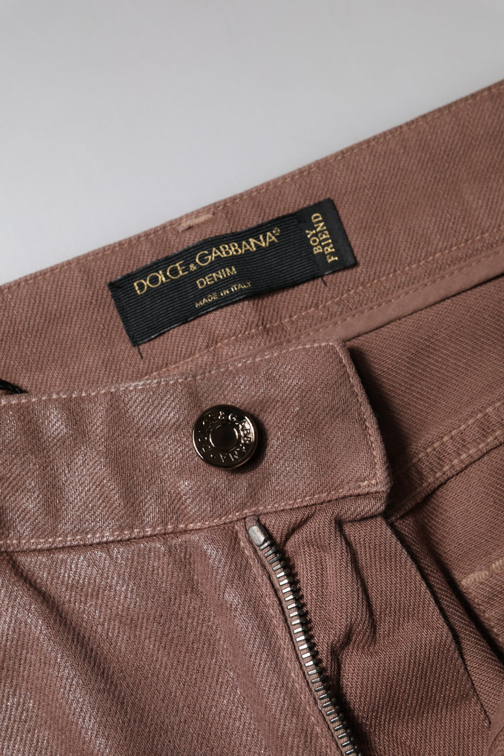Jeans en denim marron Dolce & Gabbana, taille haute, coupe tapered, en coton, visibles avec détails de couture.