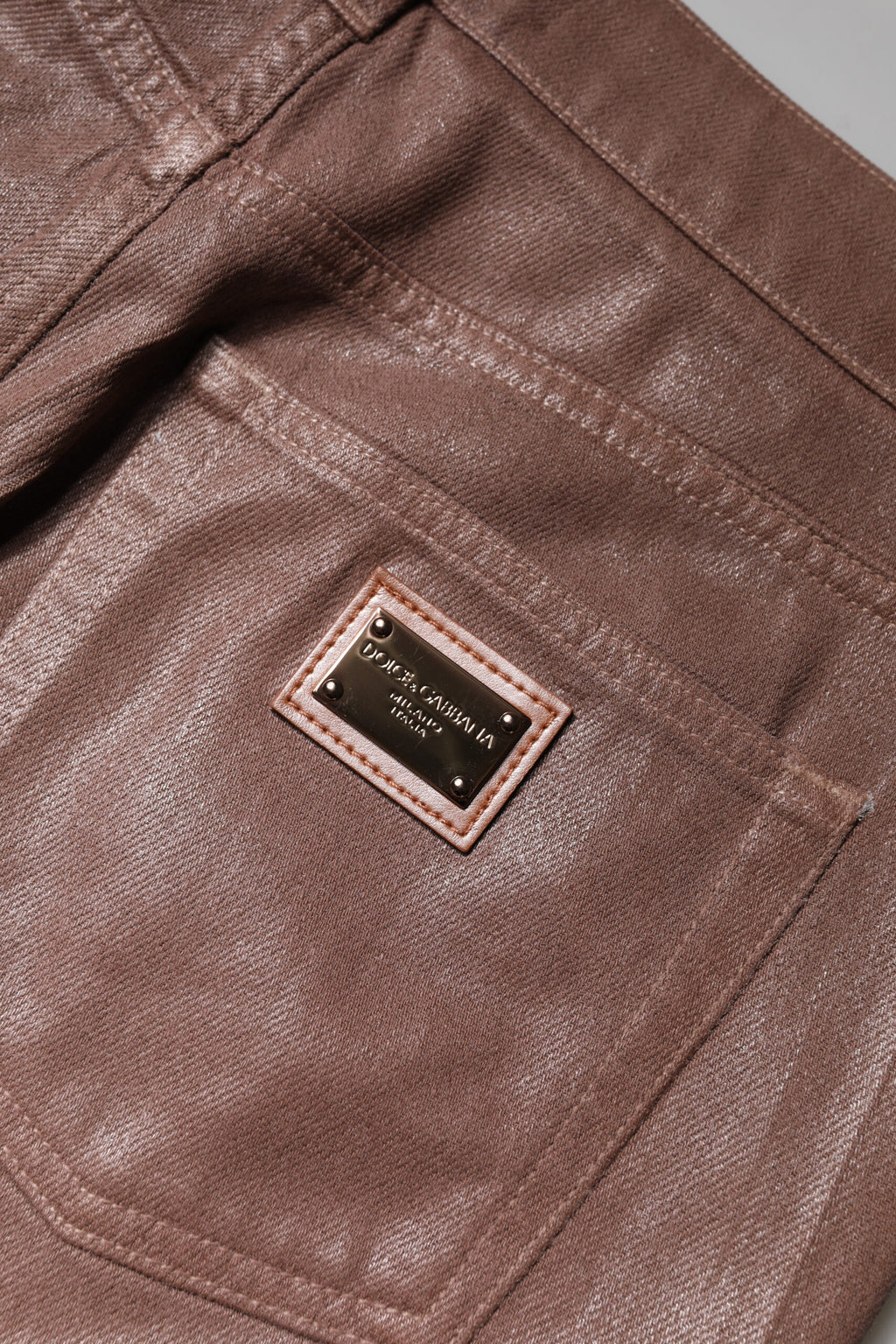 Jeans en denim marron à taille haute et coupe tapered de Dolce & Gabbana, vue de face sur fond blanc