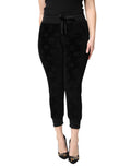 Pantalon jogger noir Dolce & Gabbana avec logo DG imprimé en all-over, ajusté et confortable, vue de face.