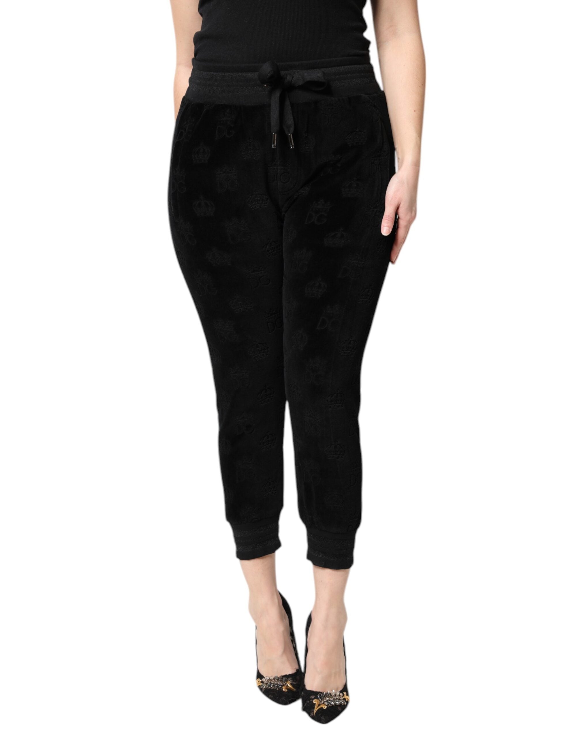Pantalon jogger noir Dolce & Gabbana avec logo DG imprimé en all-over, ajusté et confortable, vue de face.