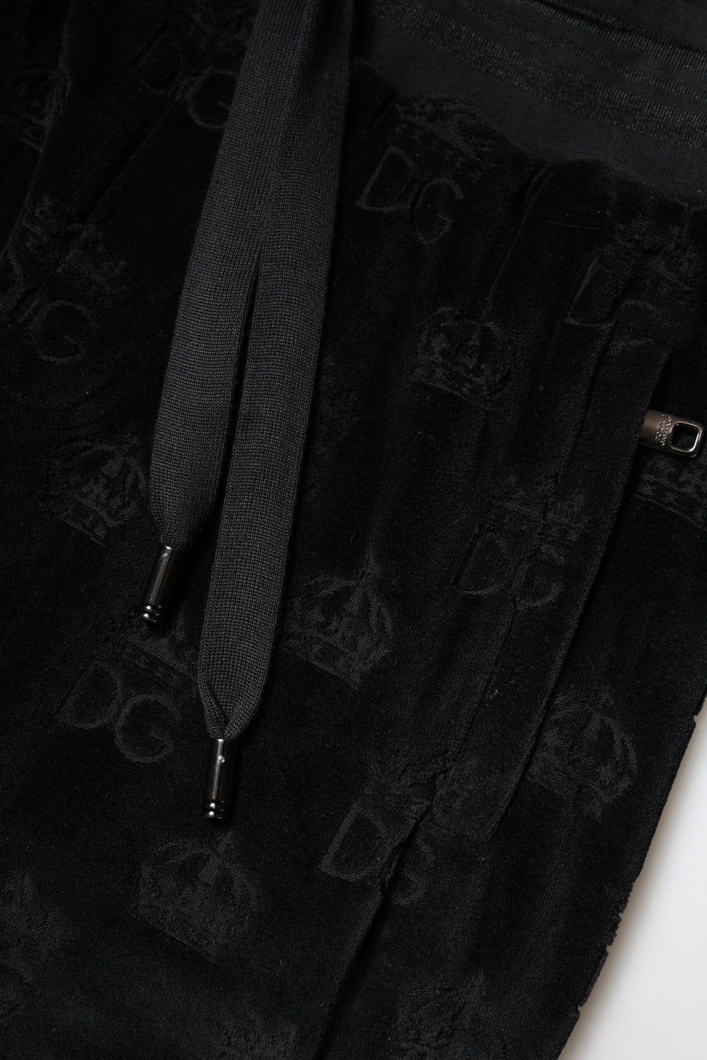 Pantalon jogging Dolce & Gabbana noir avec logo DG imprimé en all-over, tissu confortable et style décontracté.