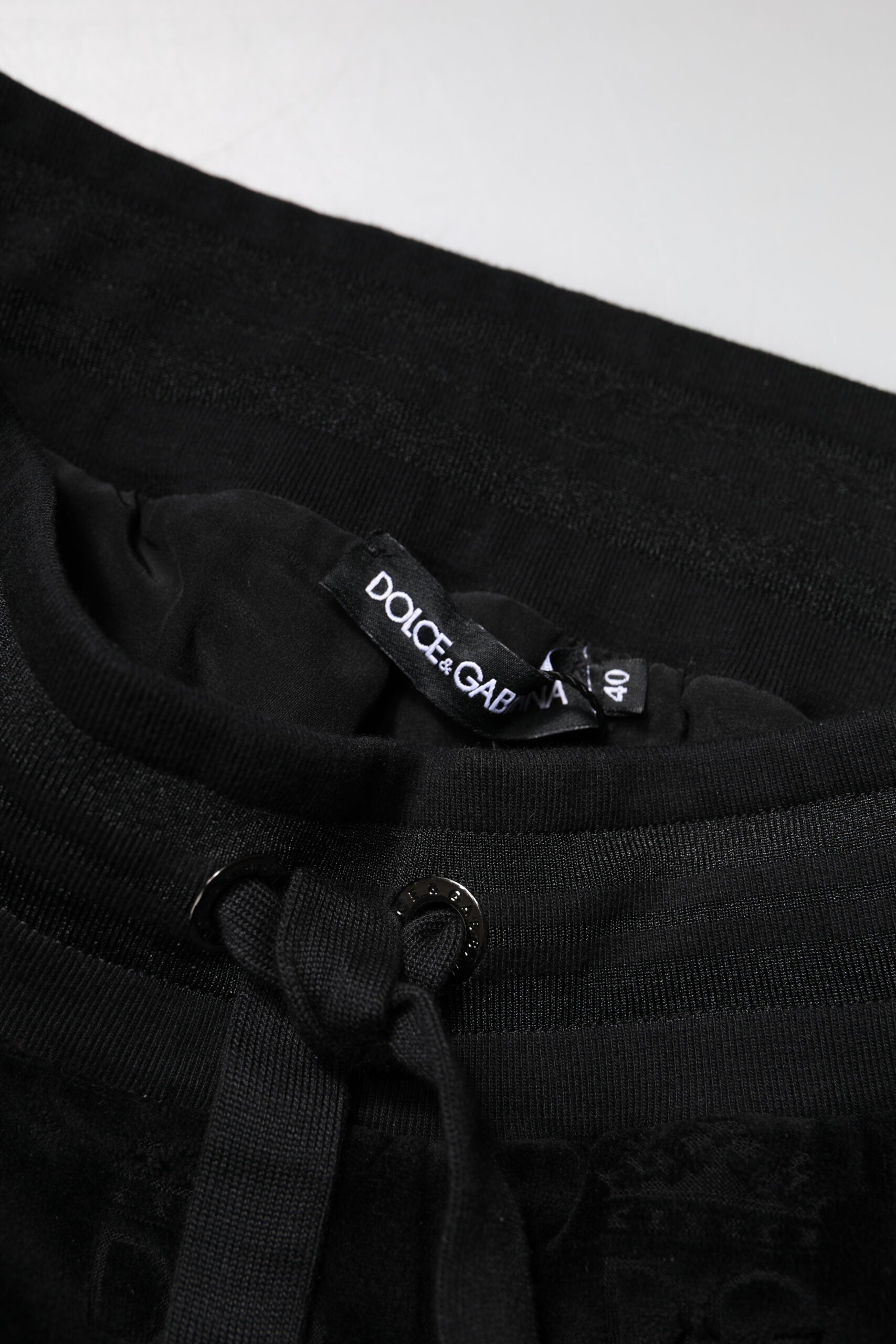 Pantalons jogger noirs Dolce & Gabbana avec logo DG imprimé en all-over, style décontracté et tendance.
