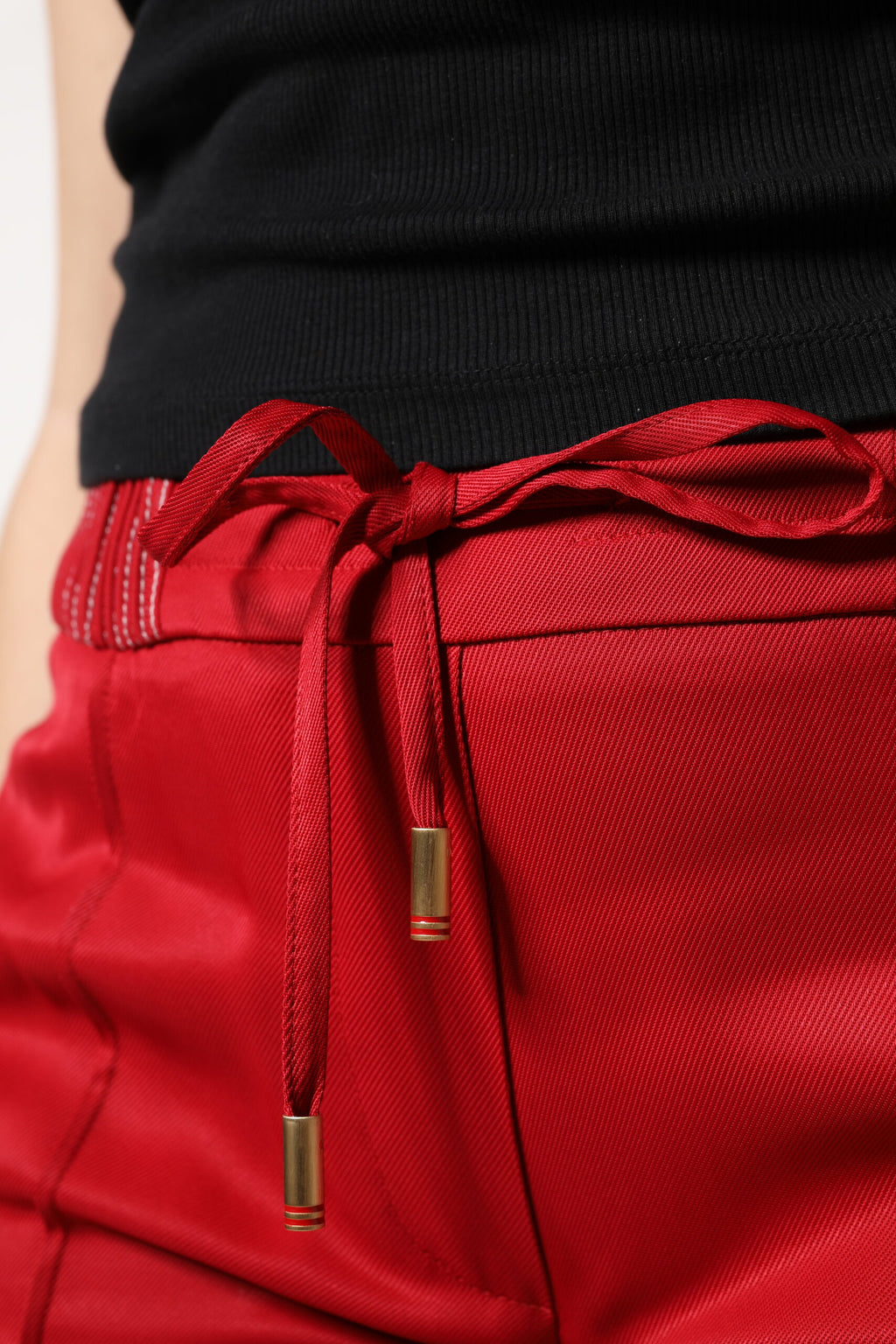 Pantalons droits en viscose rouge de Dolce & Gabbana, coupe élégante et confortable, visibles en gros plan.