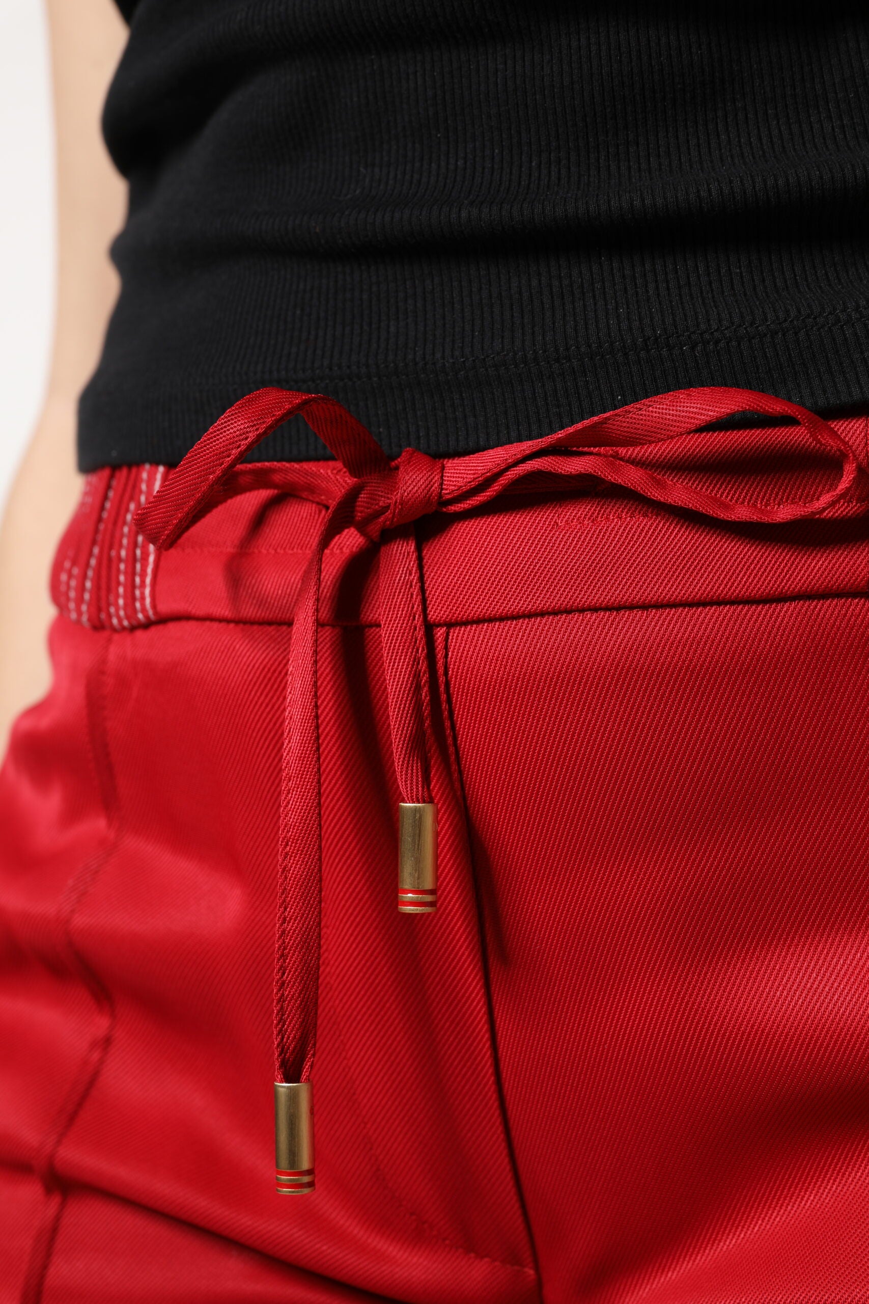 Pantalons droits en viscose rouge de Dolce & Gabbana, coupe élégante et confortable, visibles en gros plan.