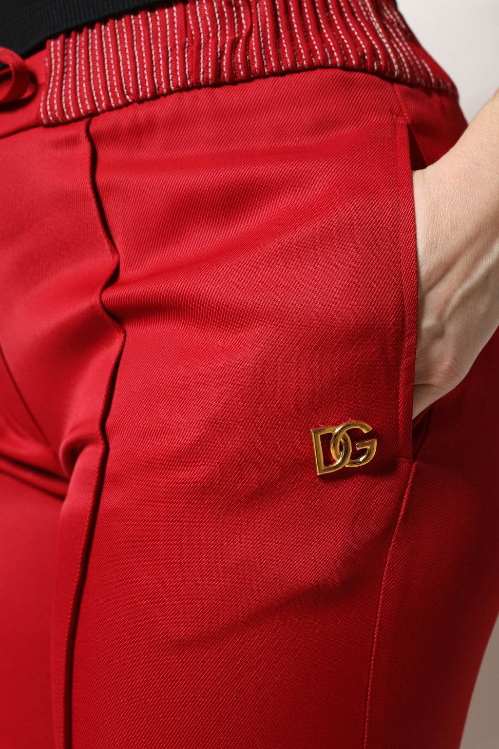 Pantalons droits en viscose rouge de Dolce & Gabbana, coupe élégante et moderne, visibles en gros plan dans l'image.
