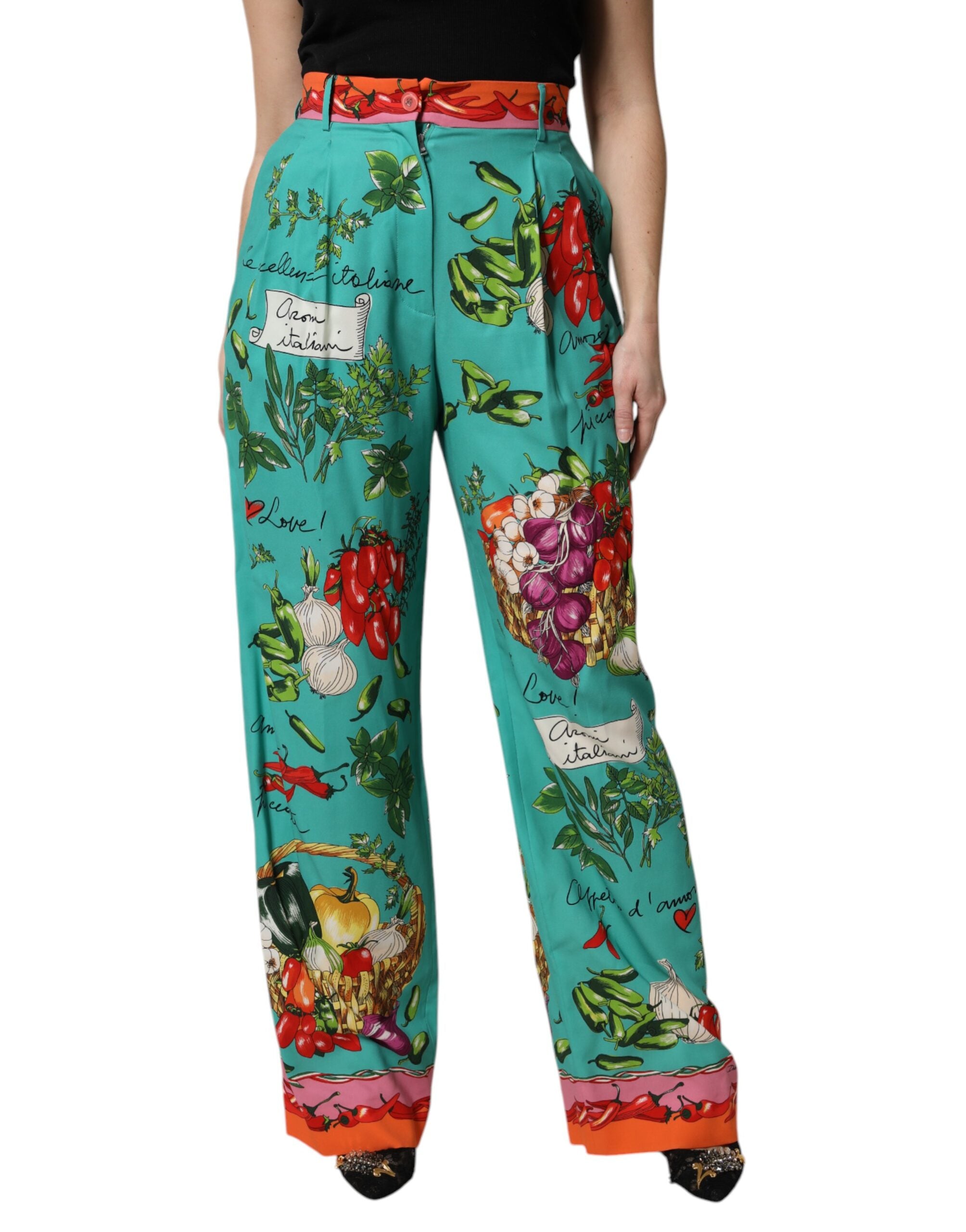 Pantalons droits en soie verte imprimée de Dolce & Gabbana, style élégant et chic, visibles en détail dans l’image.