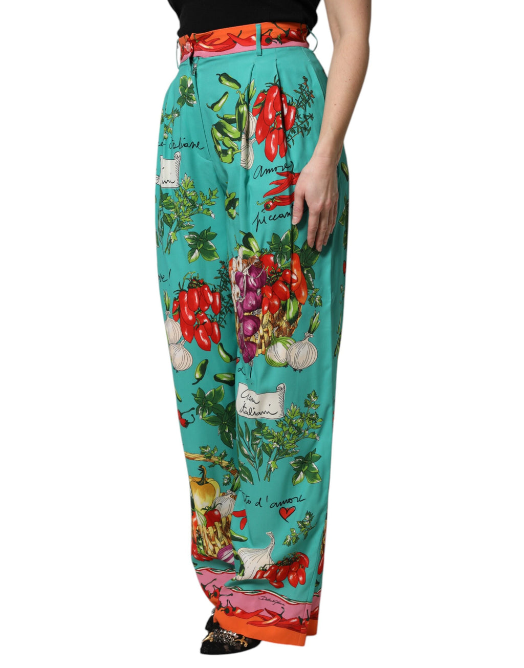 Pantalons droits en soie verte imprimée de Dolce & Gabbana, style élégant et confortable, visible en détail dans l'image.