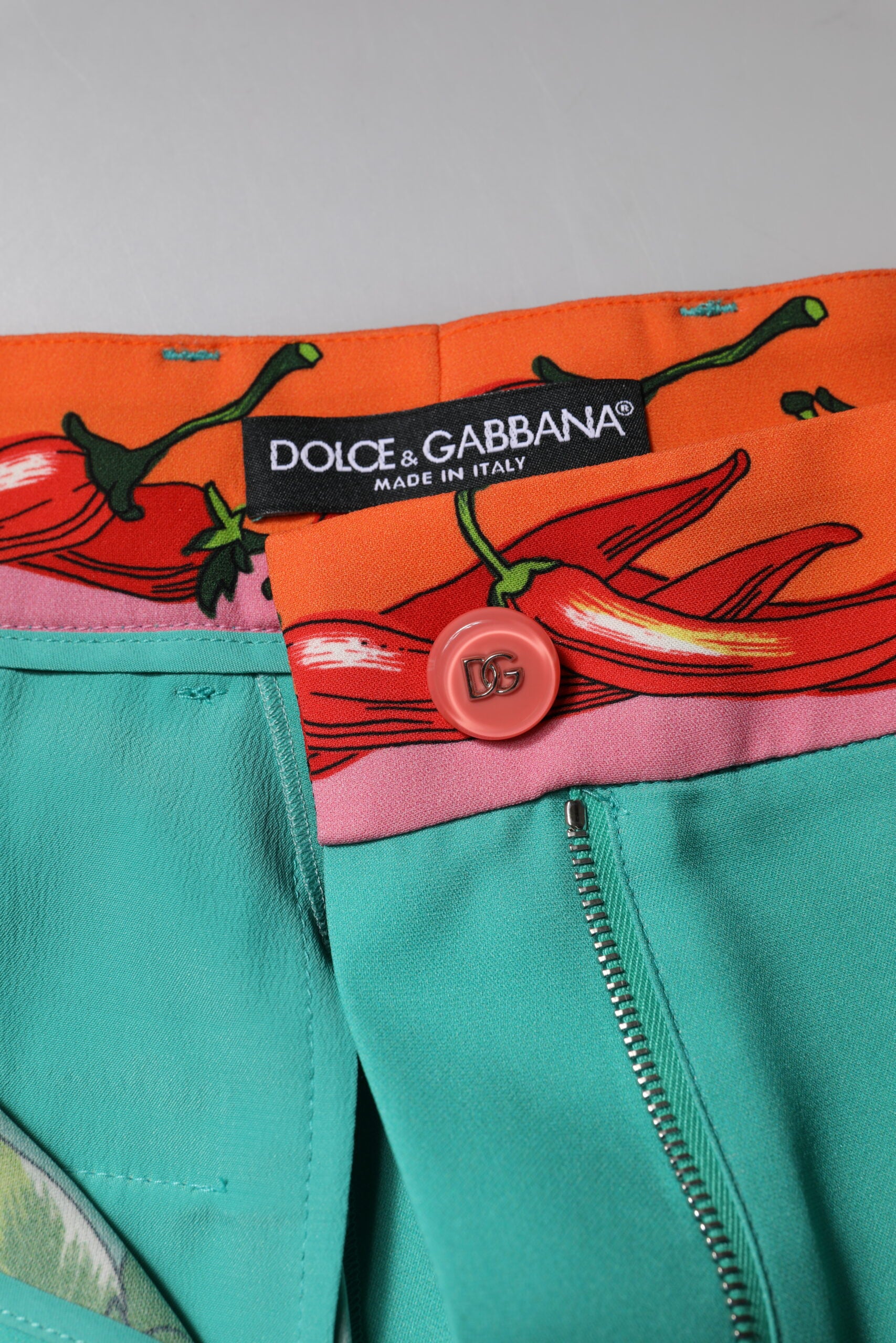 Pantalons droits en soie imprimée verte de Dolce & Gabbana, style élégant et sophistiqué pour femmes.