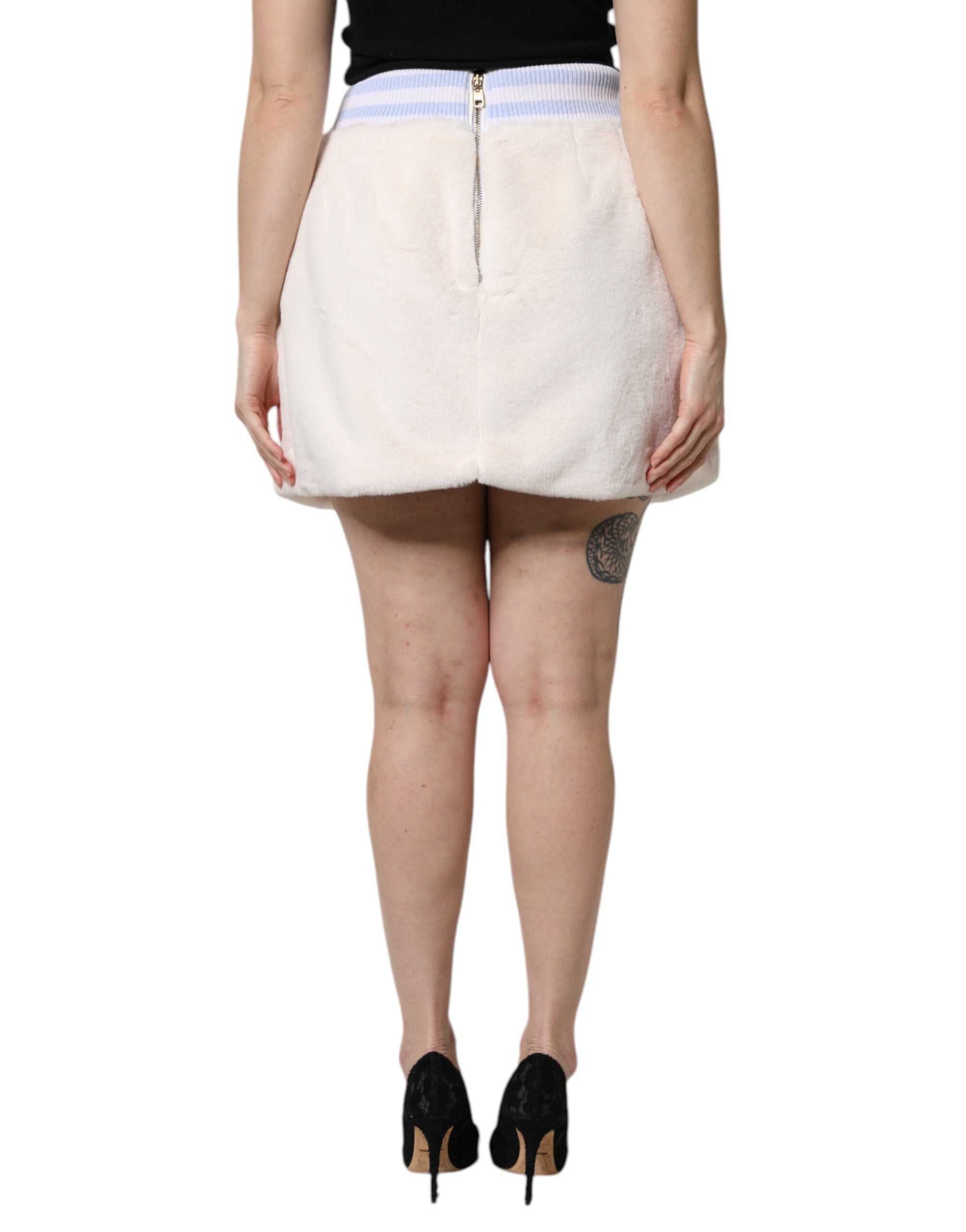 Jupe courte en fausse fourrure blanche à taille haute de Dolce & Gabbana, style élégant et tendance.