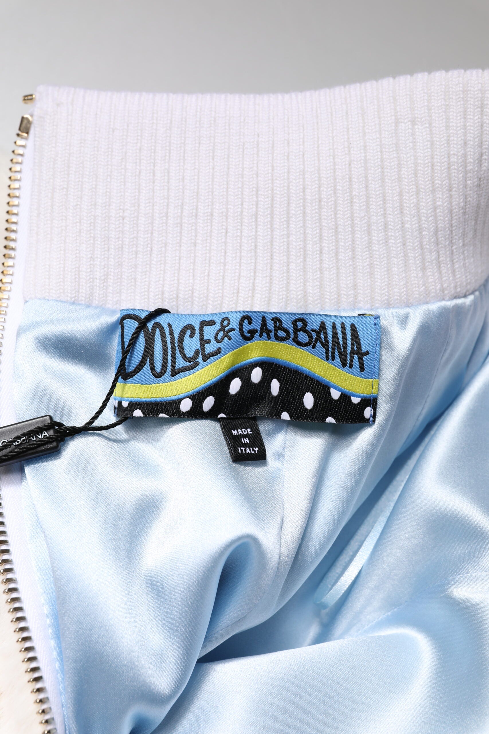 Mini jupe en fausse fourrure blanche haute taille de Dolce & Gabbana, élégante et tendance, visible en détail.