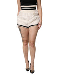 Shorts à taille haute en fausse fourrure blanche de Dolce & Gabbana, style chic et élégant, porté sur un mannequin.