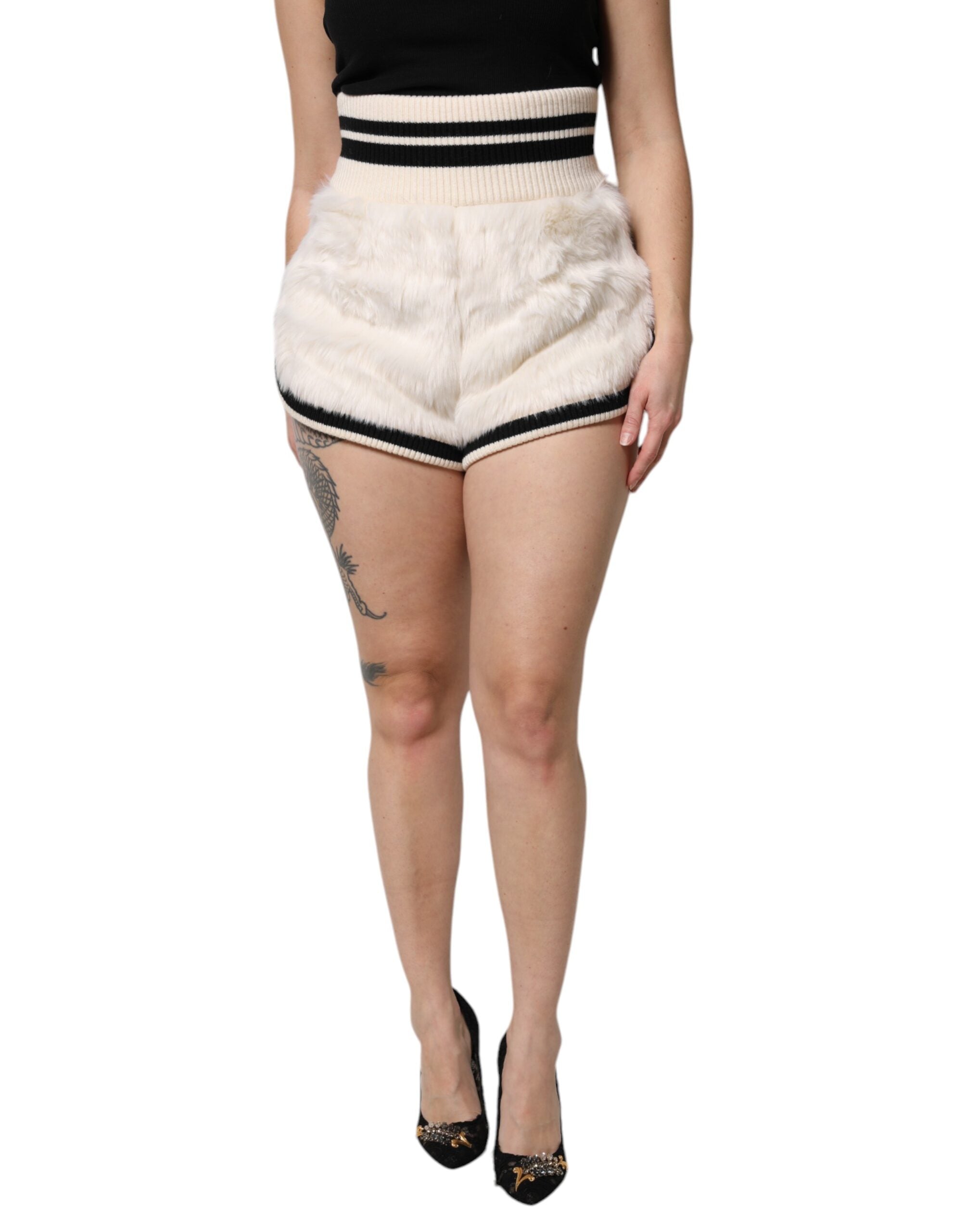 Shorts à taille haute en fausse fourrure blanche de Dolce & Gabbana, style chic et élégant, porté sur un mannequin.