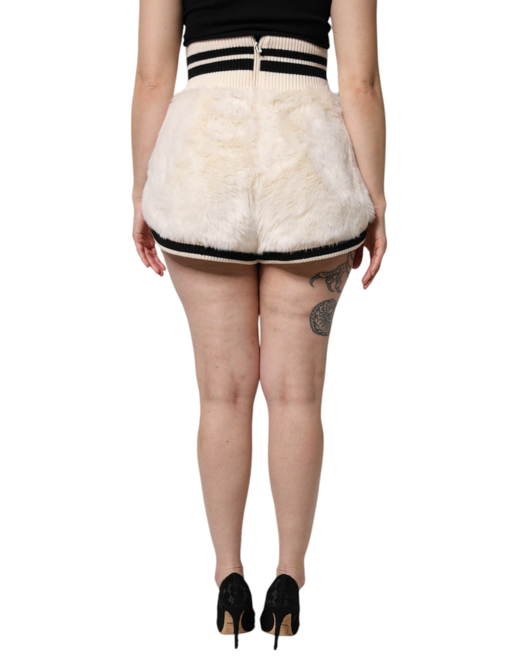Shorts en fausse fourrure blanche Dolce & Gabbana à taille haute, mode élégante et tendance pour femmes.