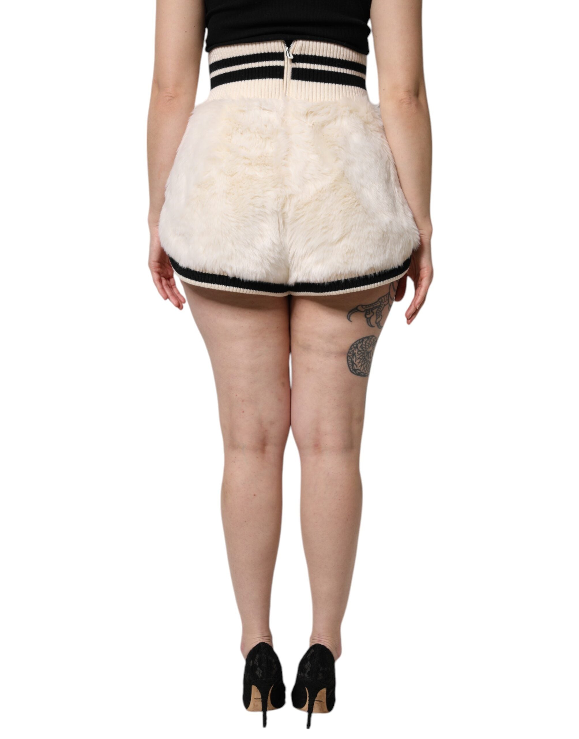 Shorts en fausse fourrure blanche Dolce & Gabbana à taille haute, mode élégante et tendance pour femmes.