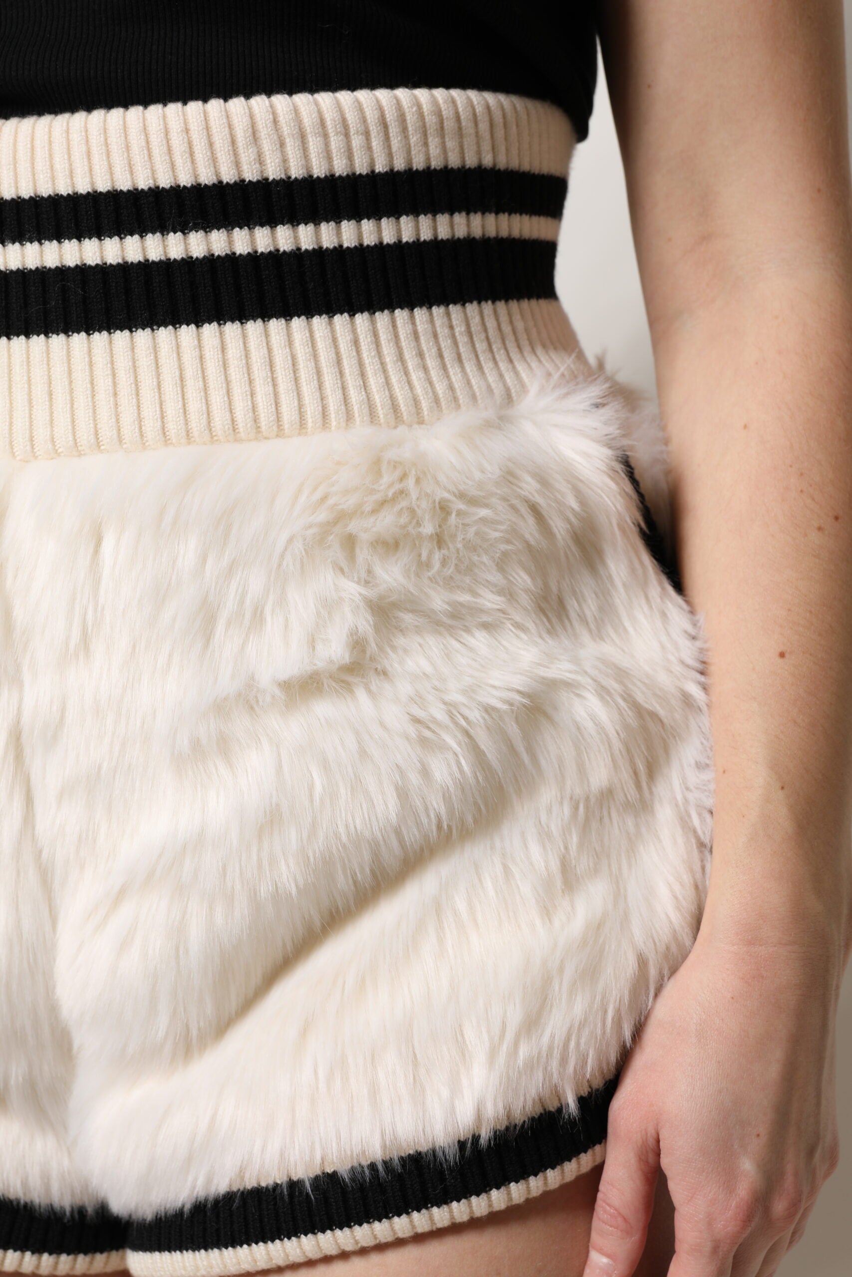 Shorts en fausse fourrure blanche Dolce & Gabbana à taille haute, mode élégante et tendance pour femmes.
