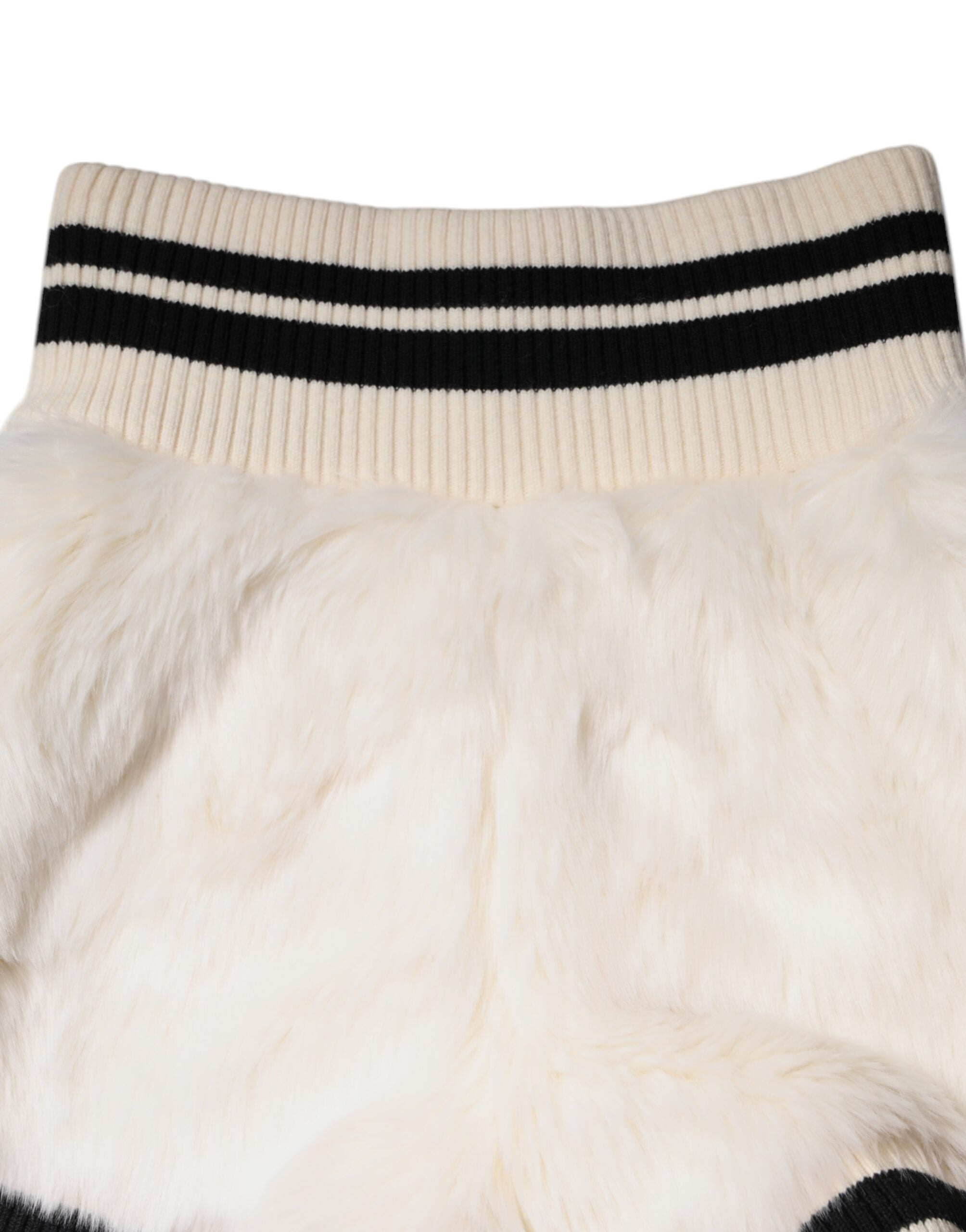 Shorts en fausse fourrure blanche Dolce & Gabbana, taille haute, style court et tendance, mode élégante et audacieuse.